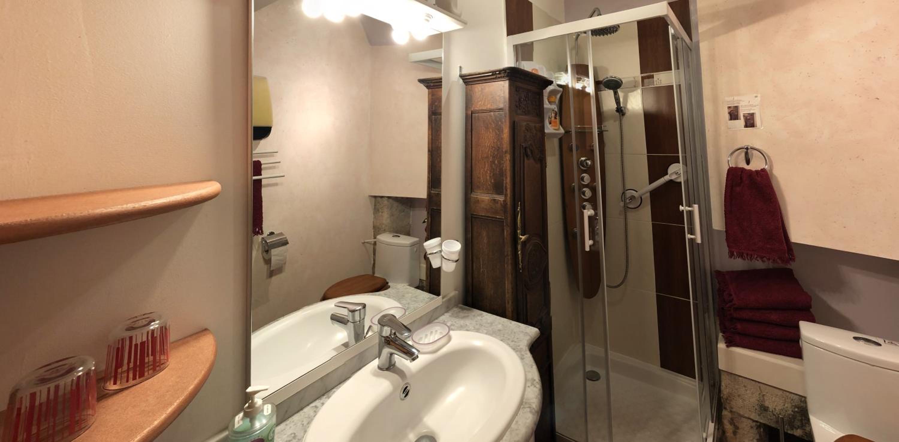 Quadruple Room with Private Bathroom photo 3
