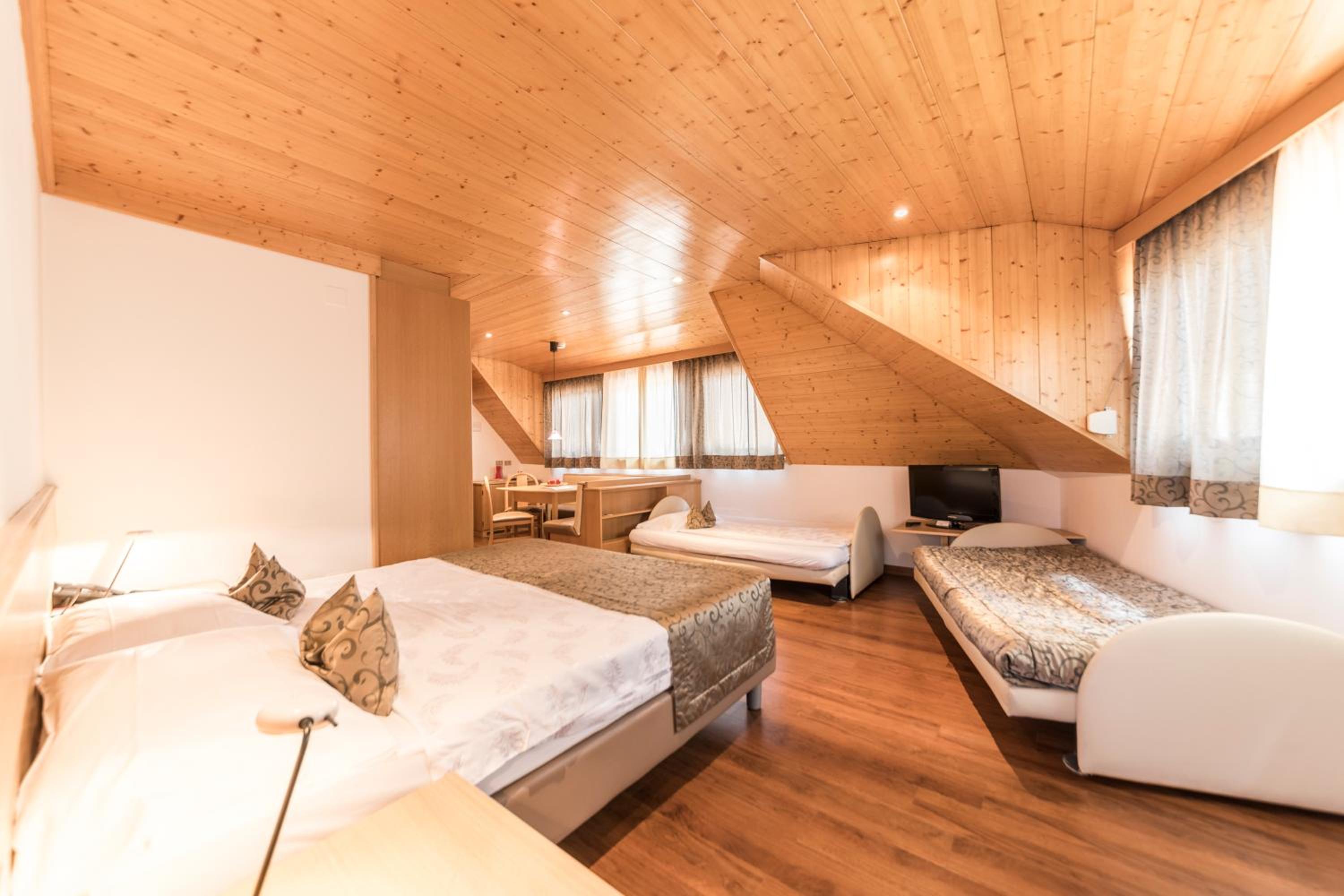 Family Room (2 Adults + 2 Children) - Photo 1