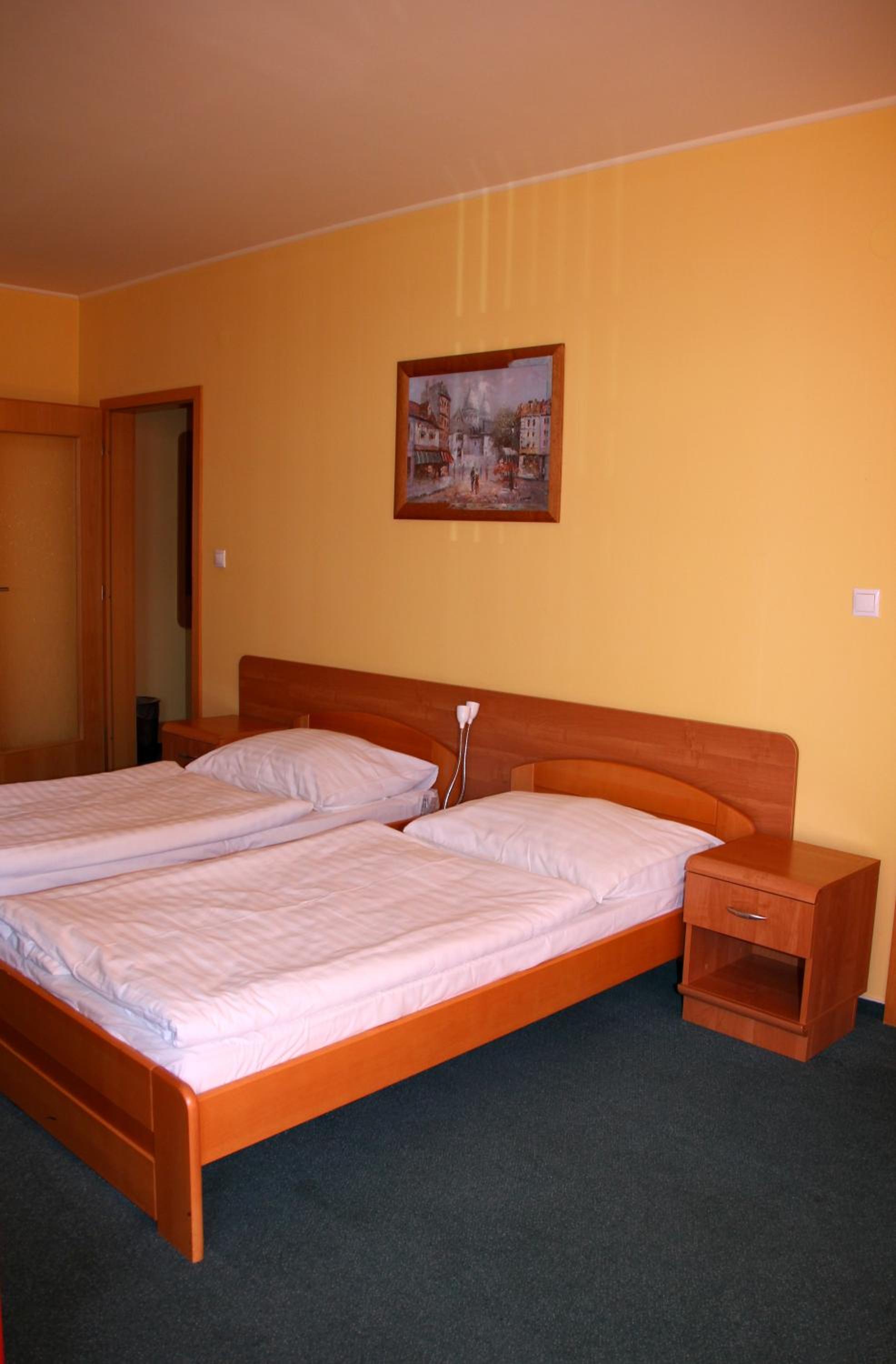 Twin Room with Balcony - Photo 2