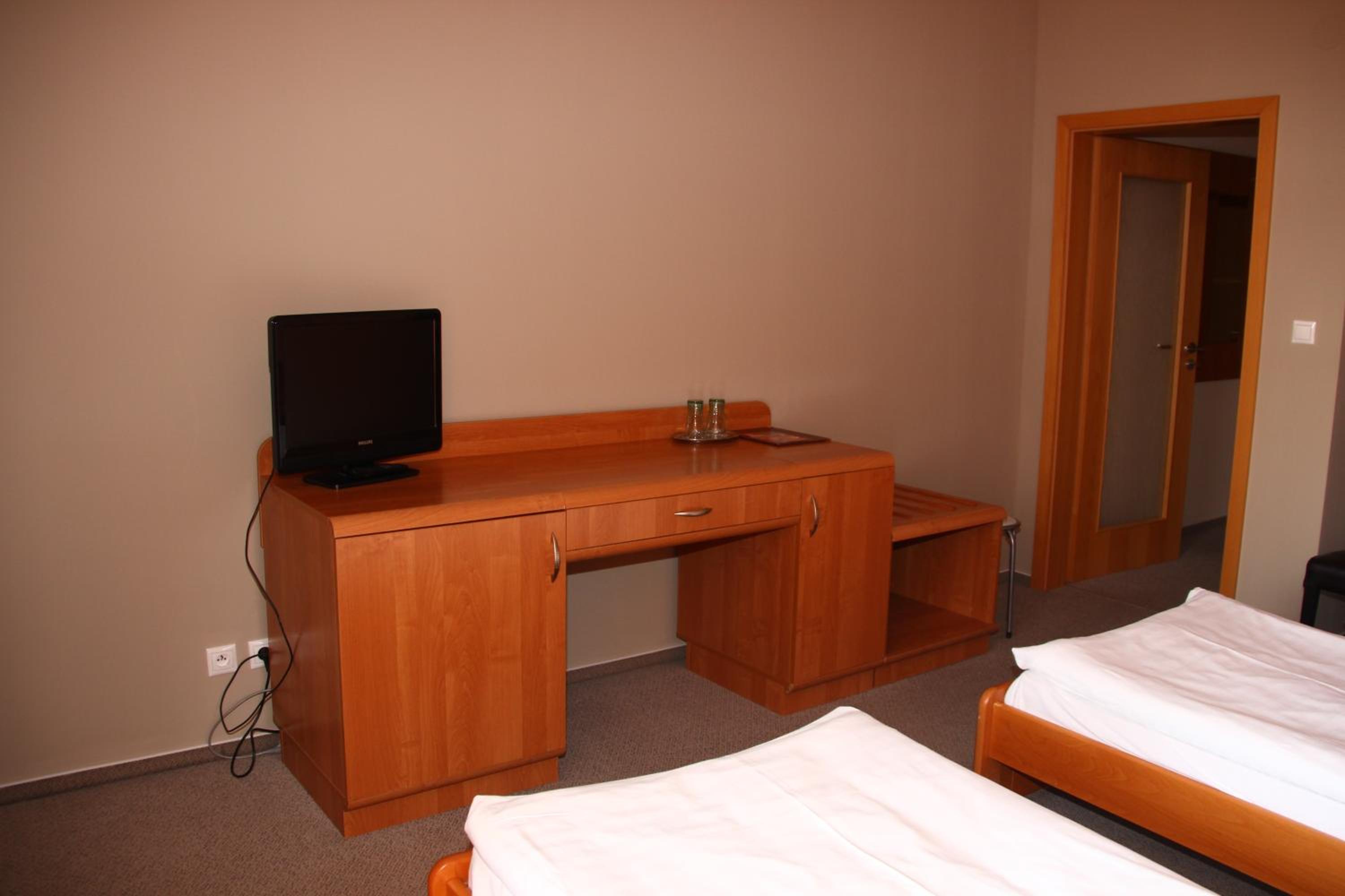 Twin Room with Balcony - Photo 5