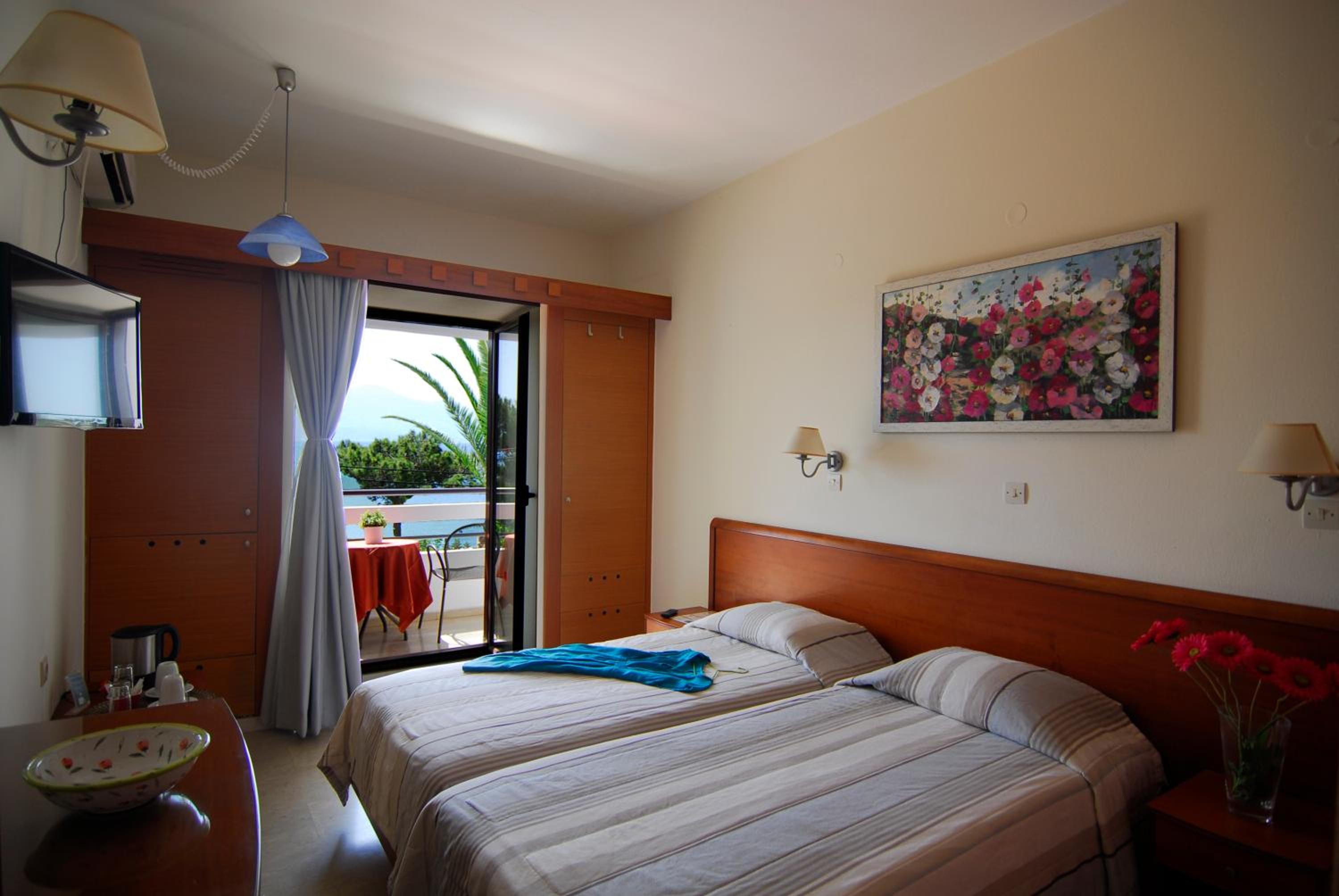 Double Room with Sea View thumbnail 6