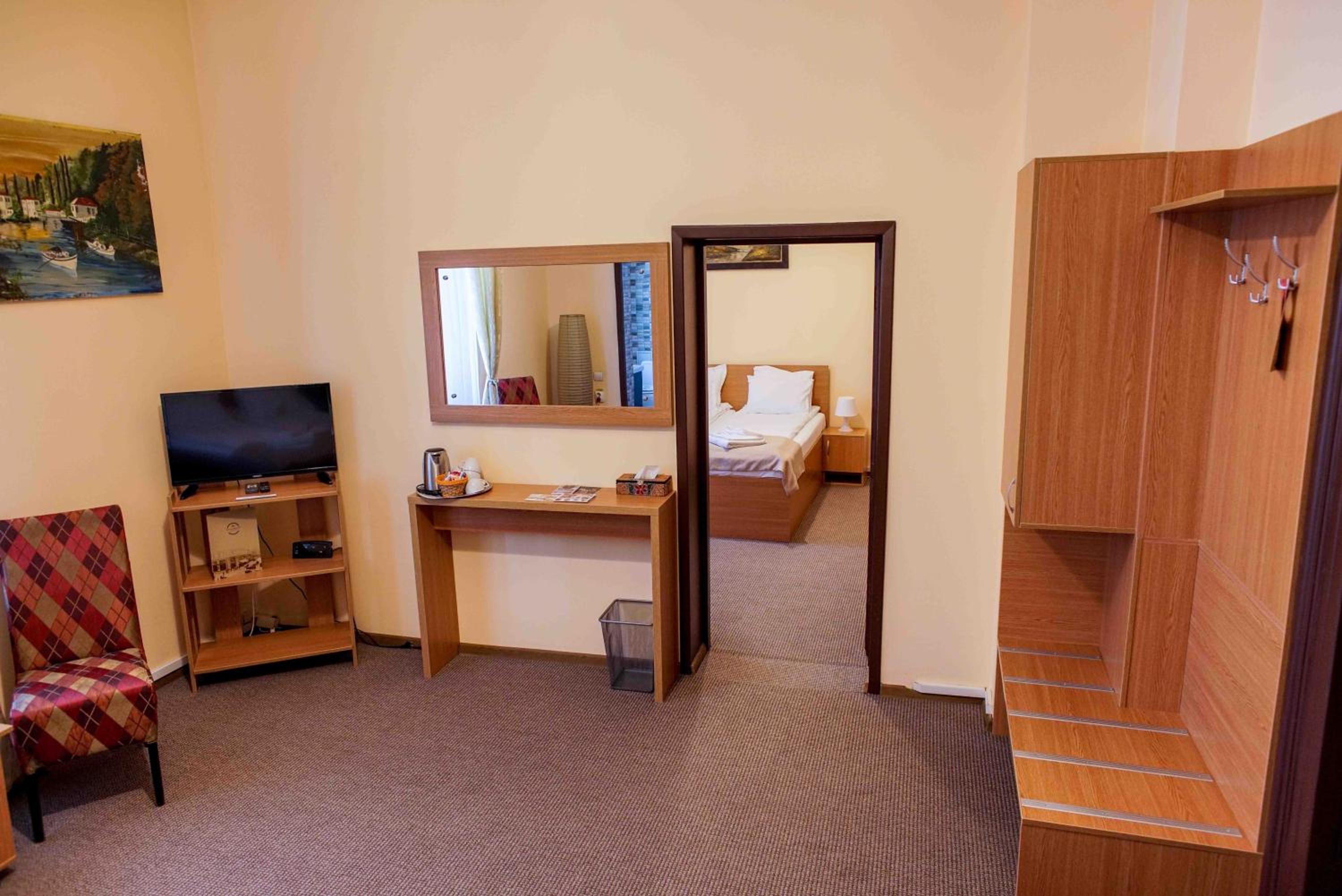 Suite - Photo 3