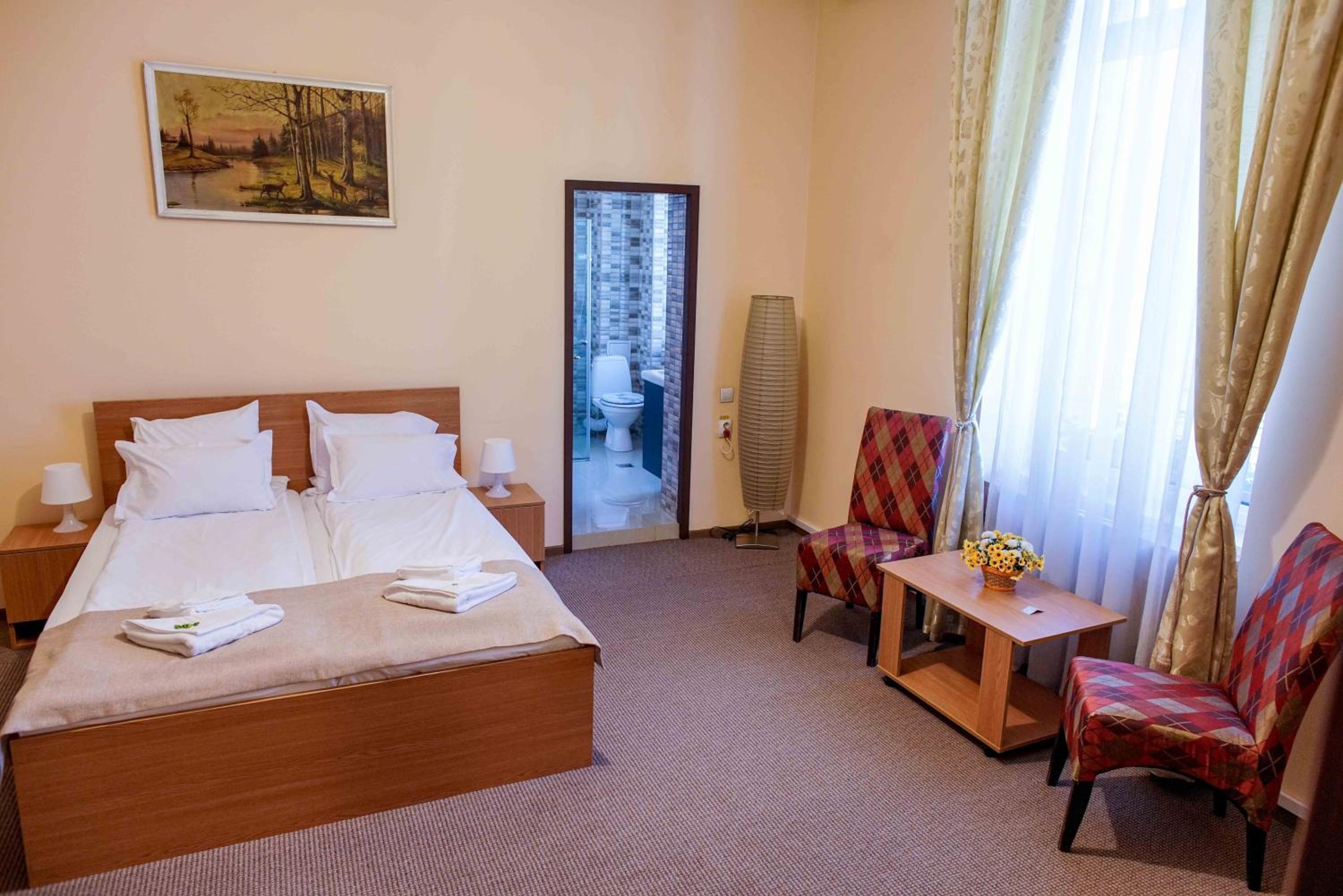 Suite - Photo 1
