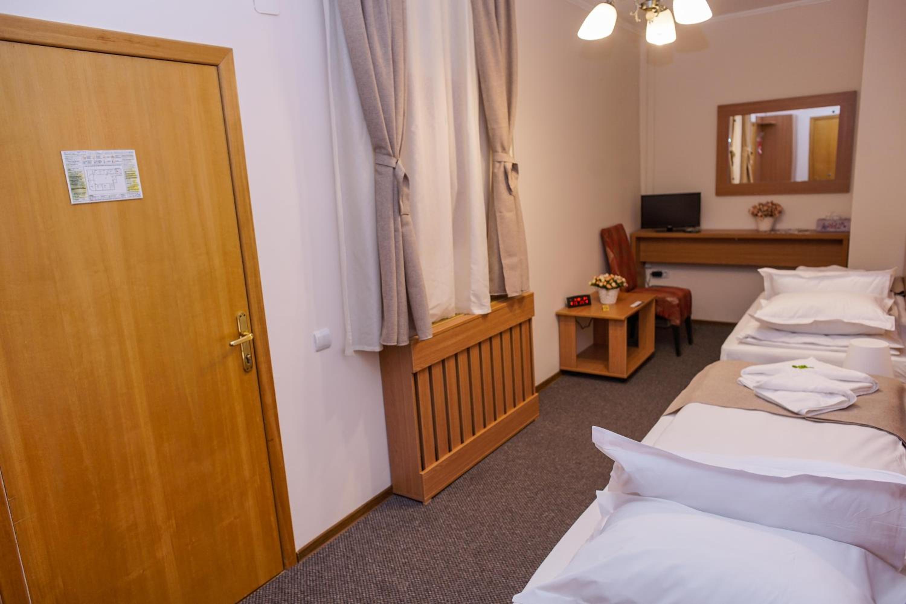 Economy Twin Room - Photo 3