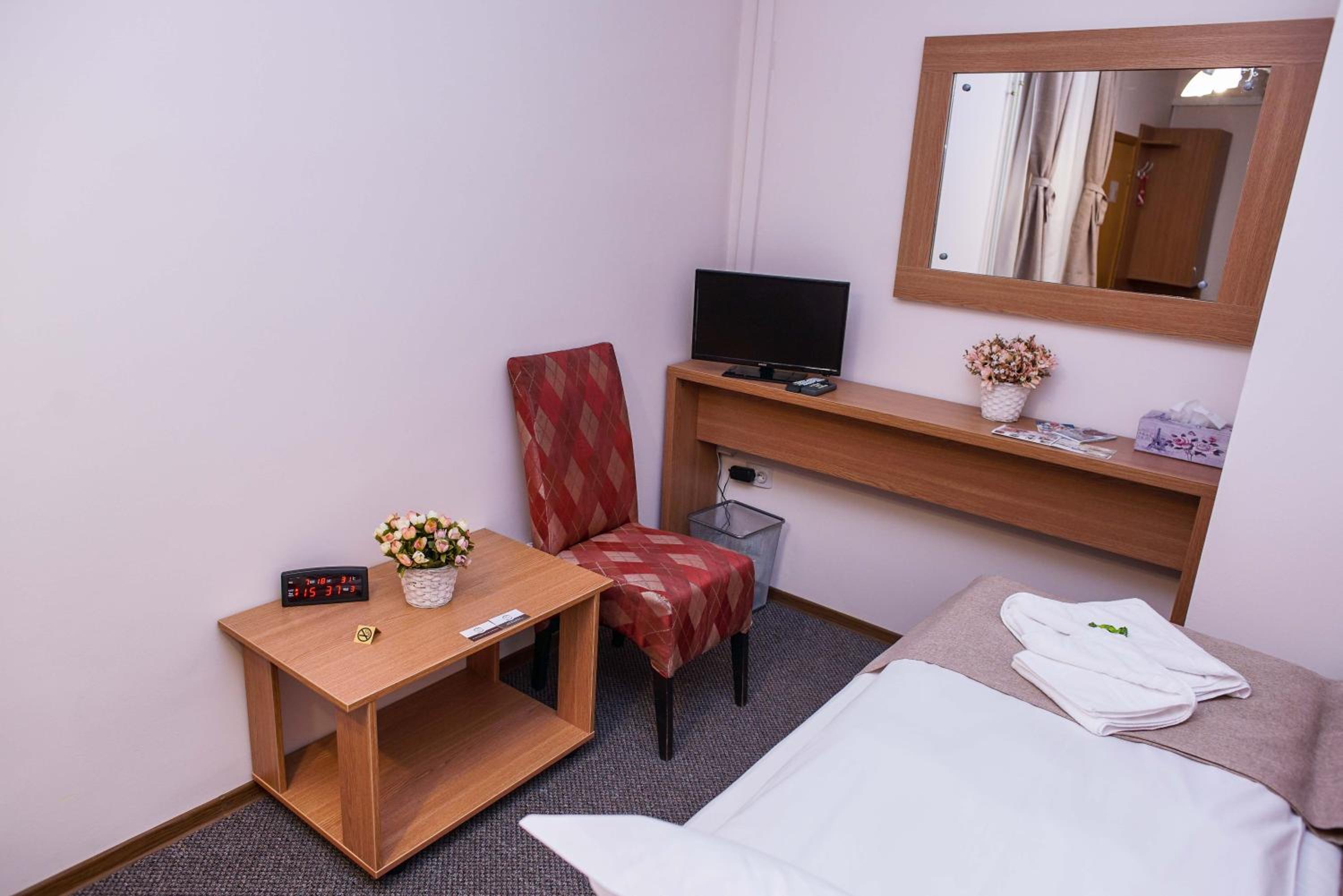 Economy Twin Room - Photo 2