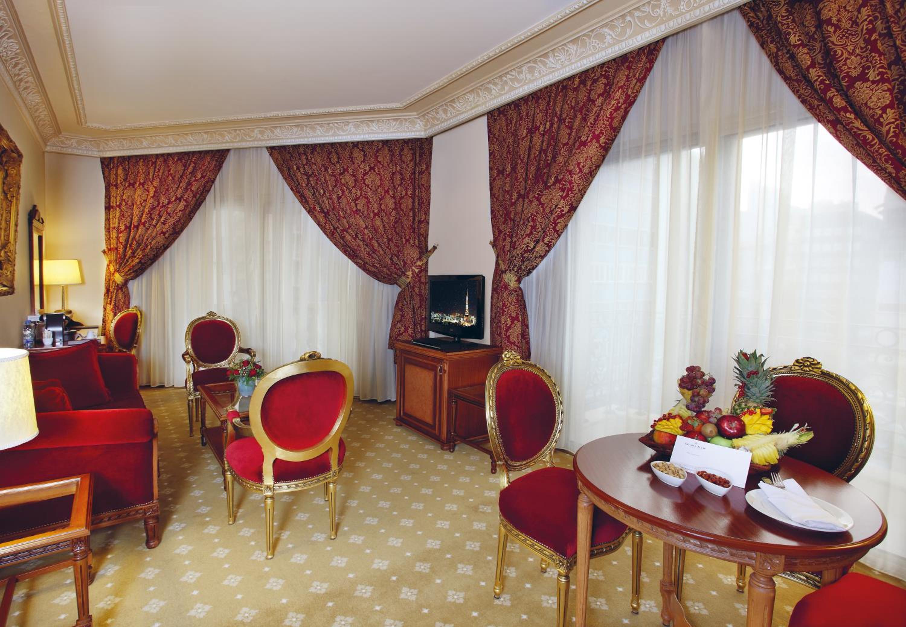 Executive King Suite - Photo 12
