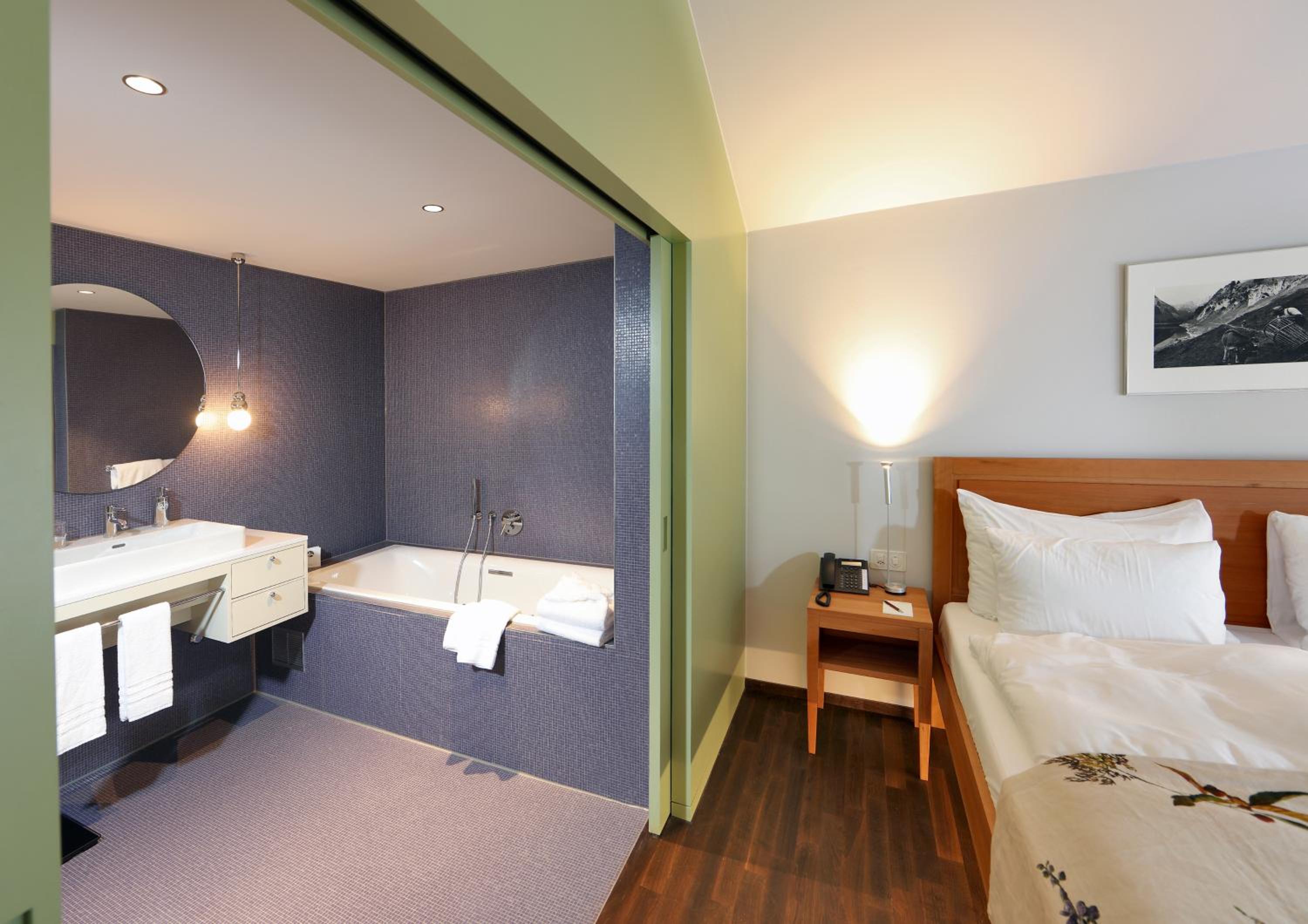 Junior Suite with Balcony - Photo 3