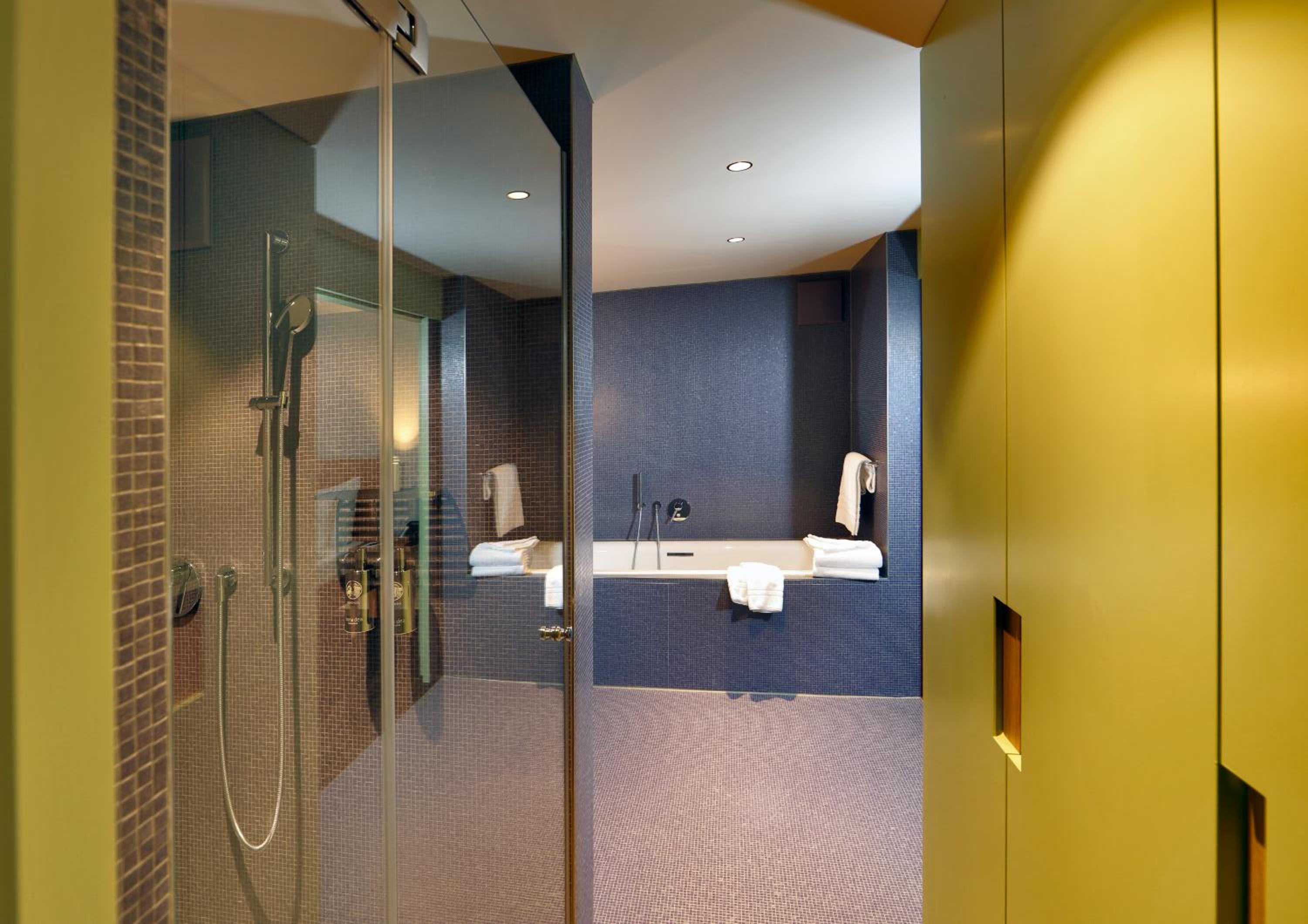Junior Suite with Balcony - Photo 4