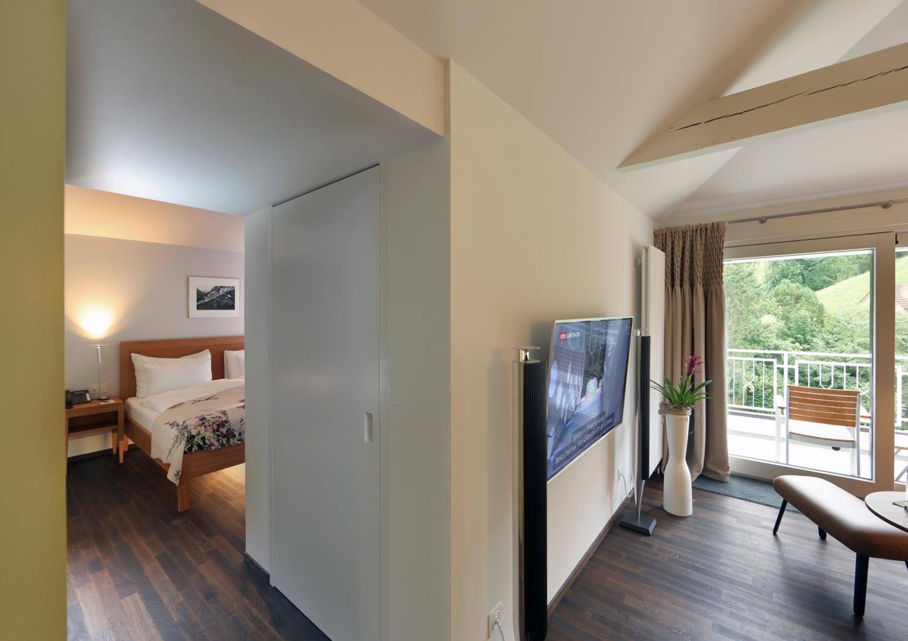 Junior Suite with Balcony - Photo 5