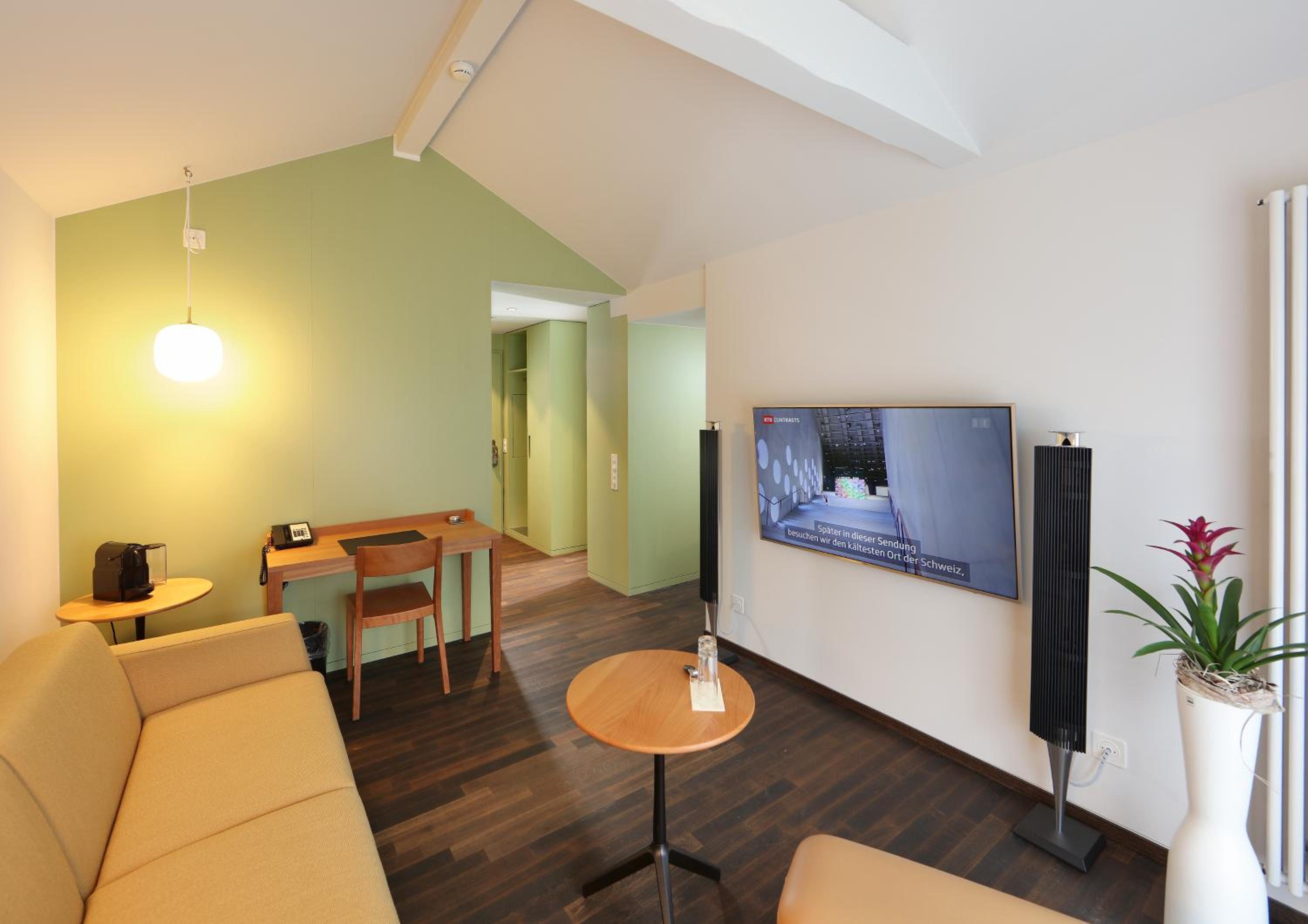Junior Suite with Balcony - Photo 6