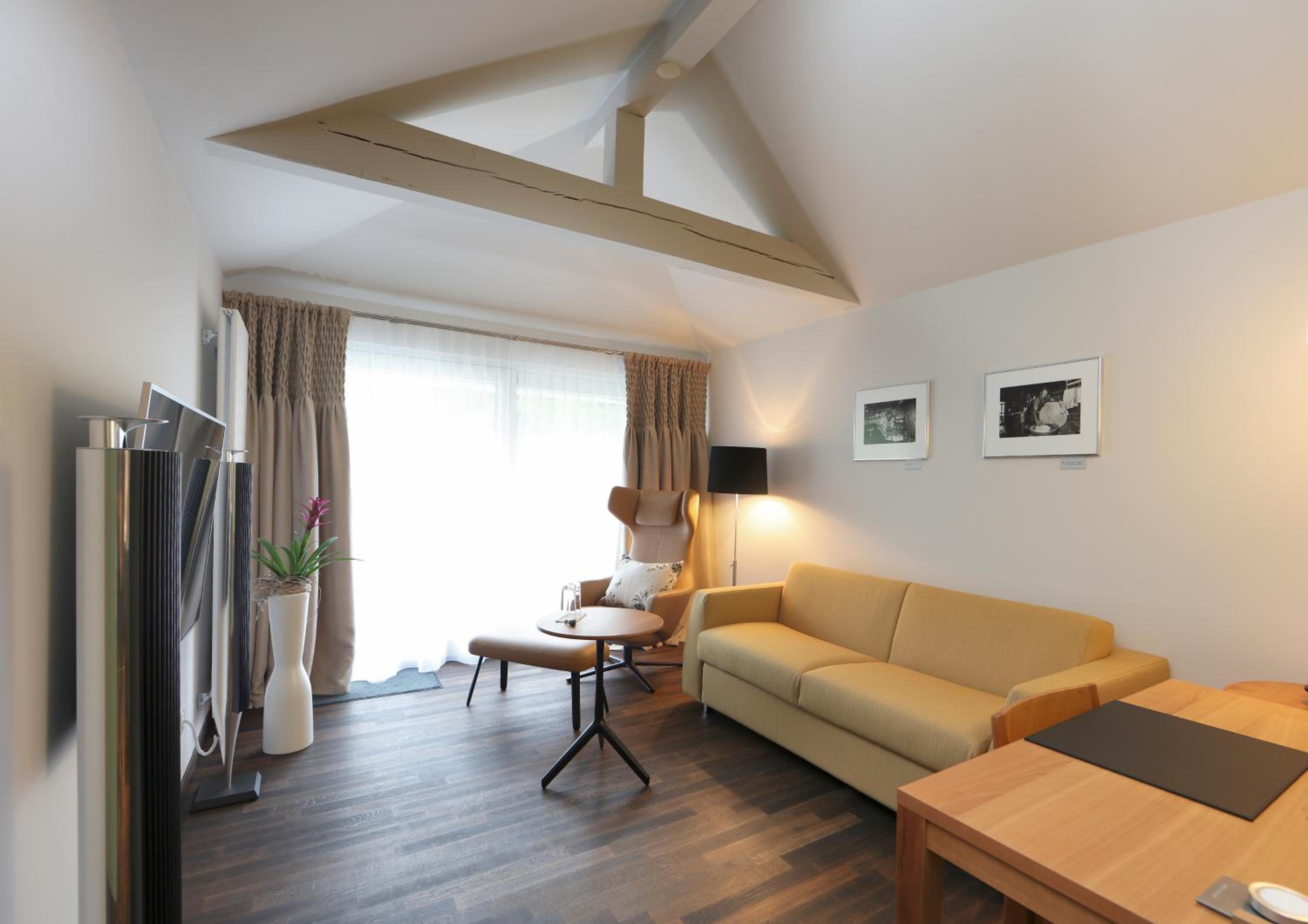 Junior Suite with Balcony - Photo 8