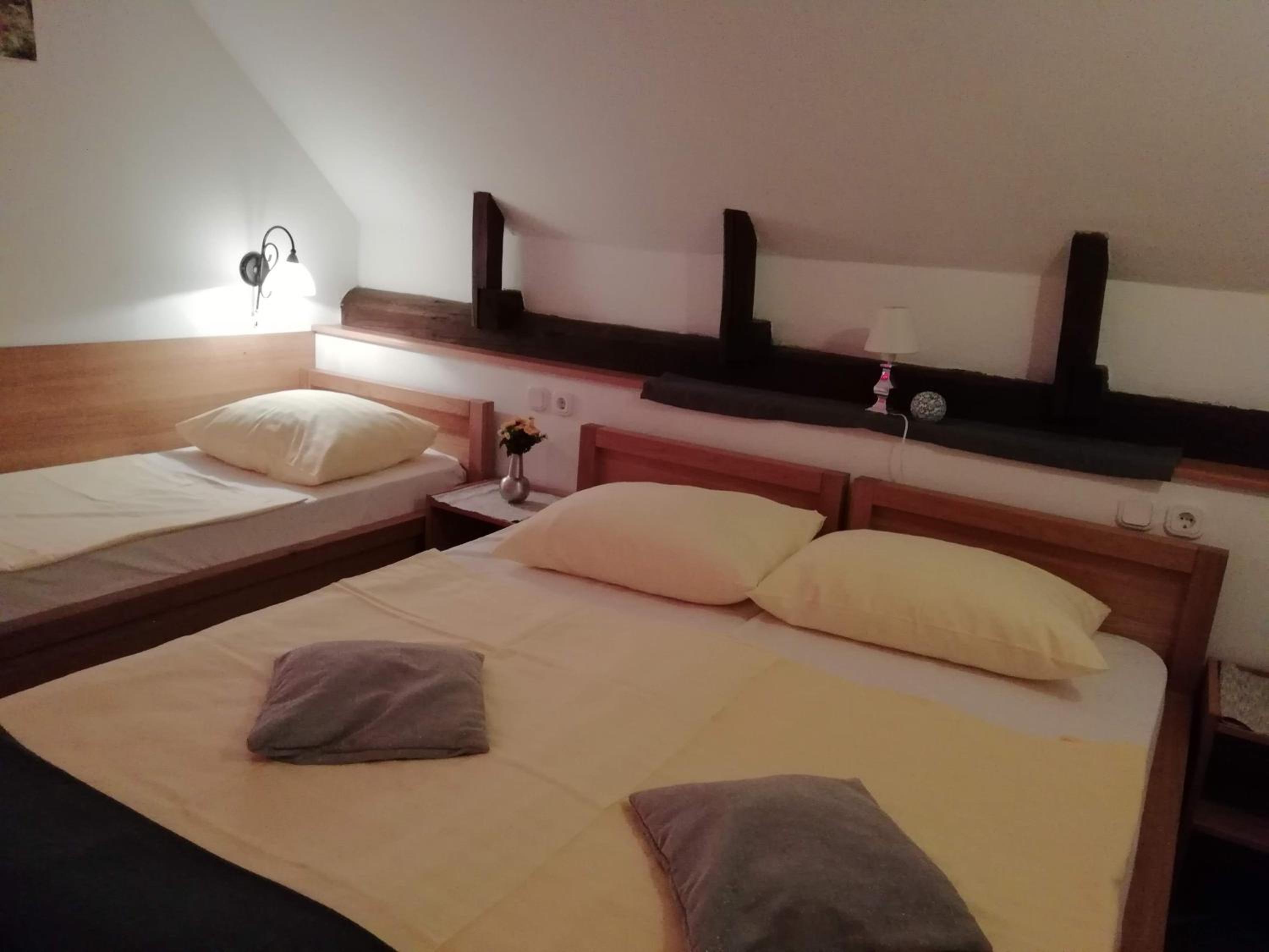 Quadruple Room with Private Bathroom - Photo 4