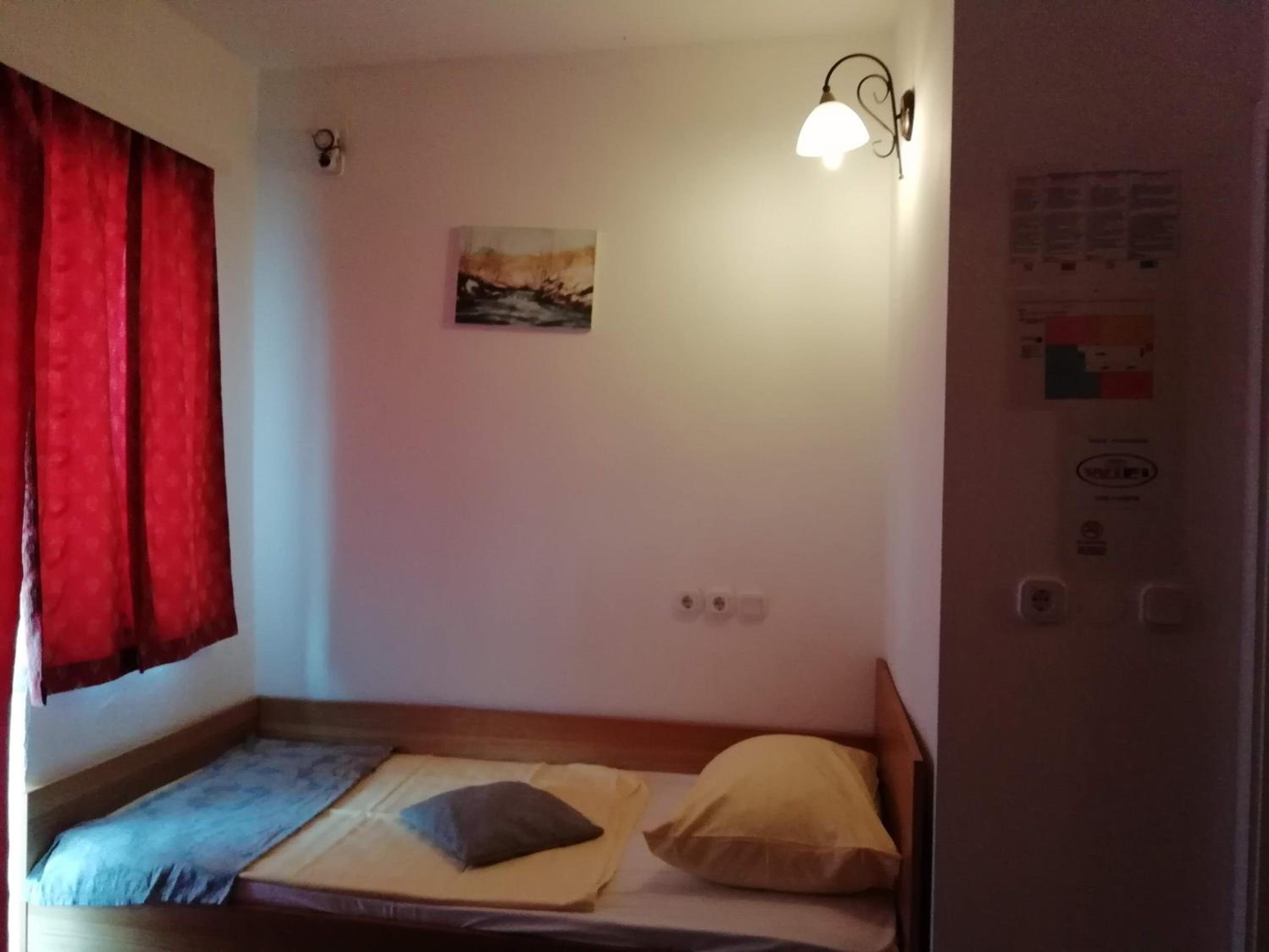 Quadruple Room with Private Bathroom - Photo 2