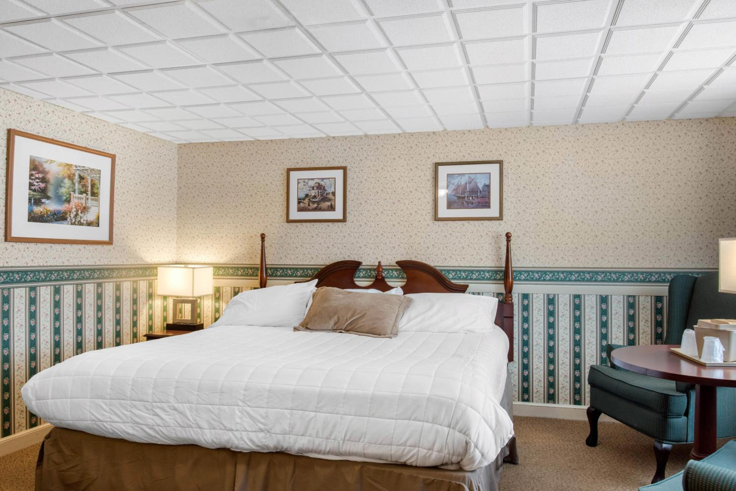 Queen Suite With Spa Bath photo 1
