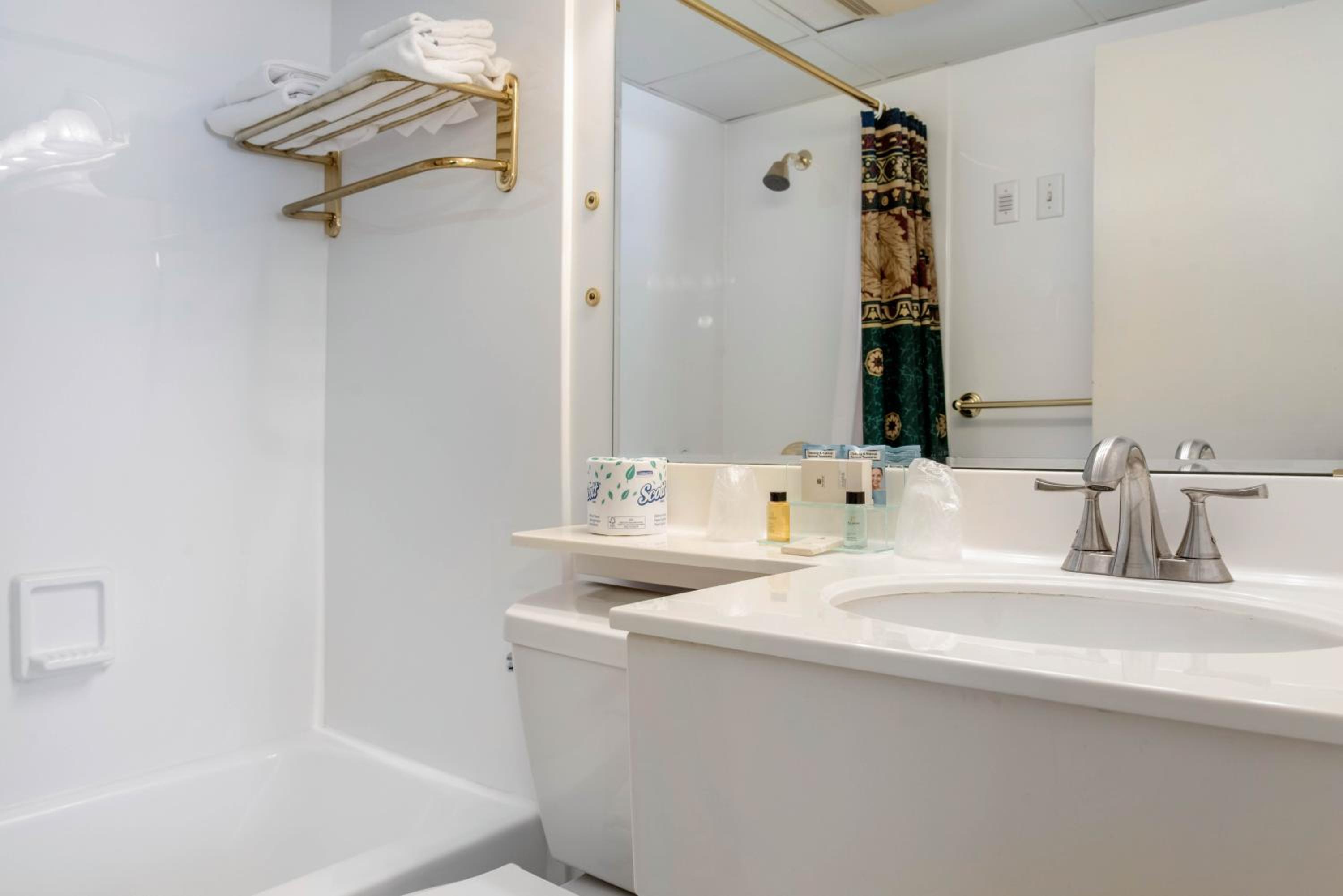 Family Room with Bathroom photo 2