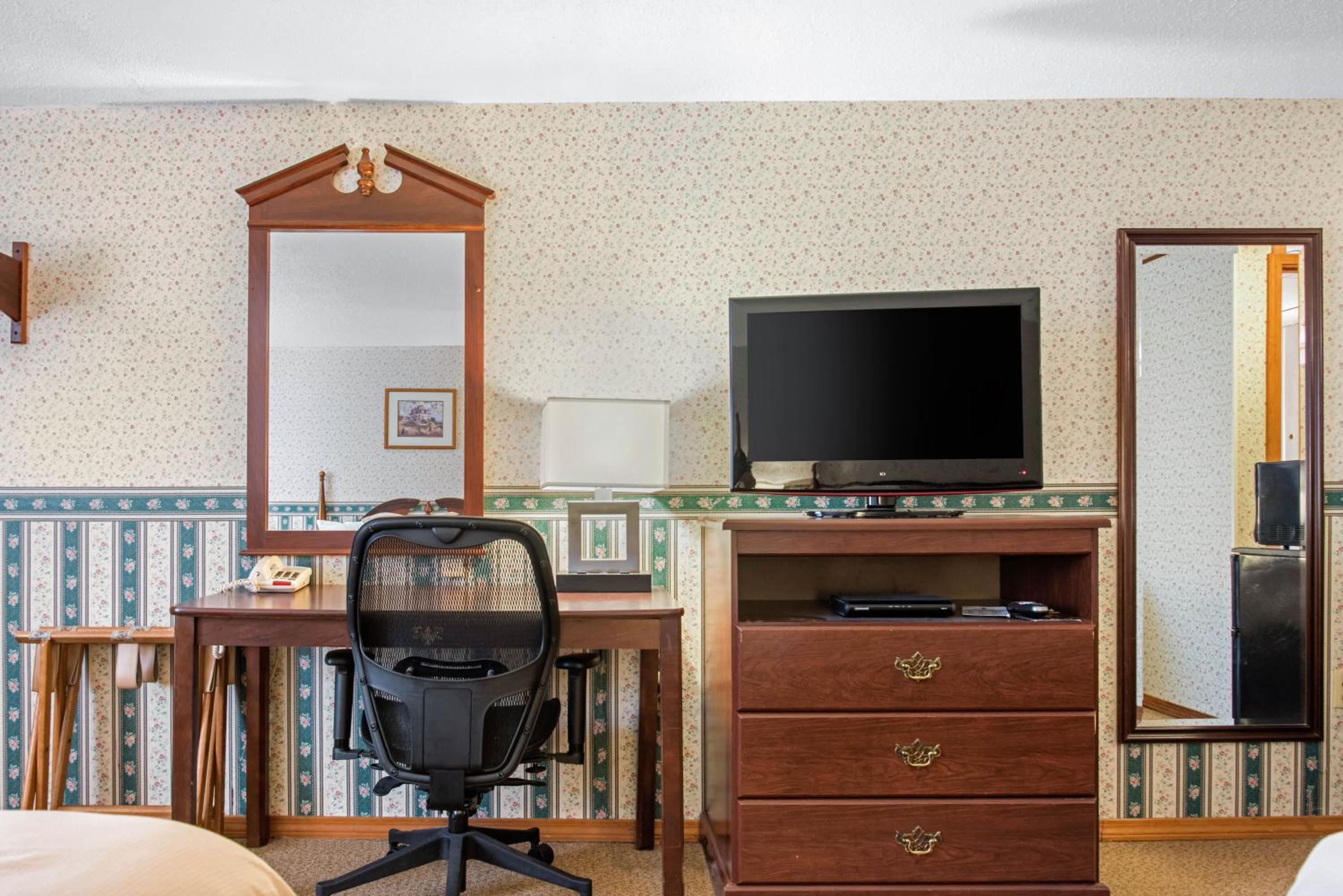 Queen Room with Two Queen Beds - Pet Friendly photo 2