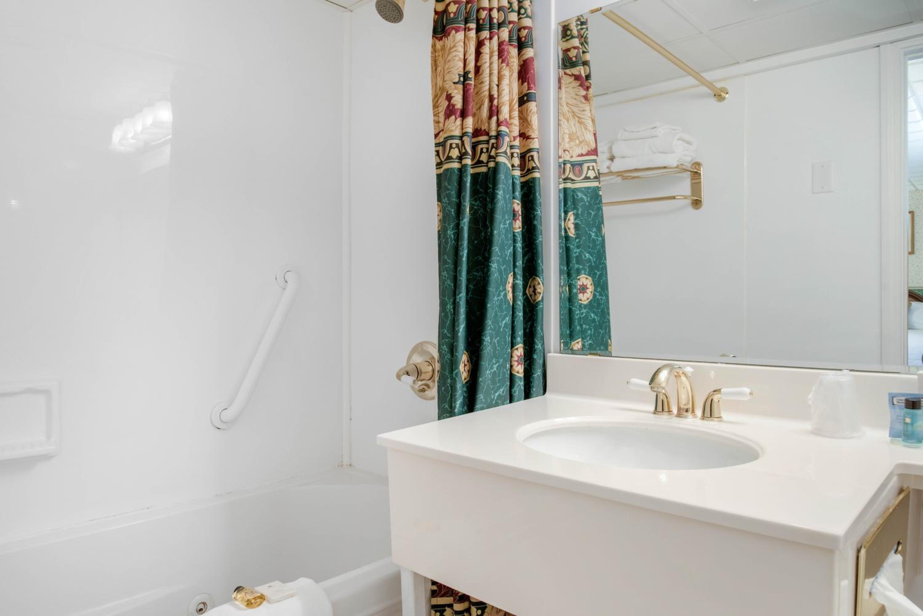 Queen Suite With Spa Bath photo 3