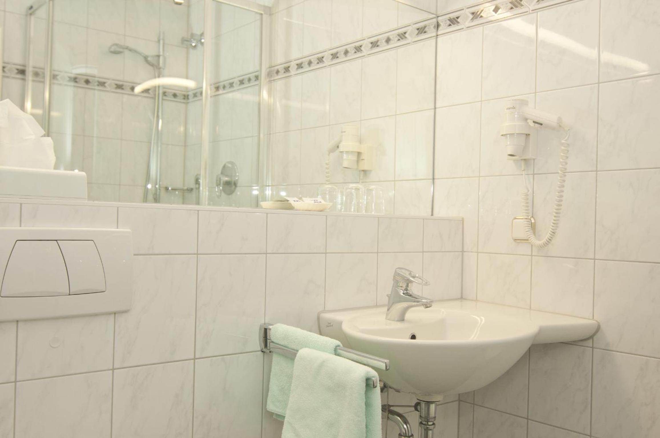 Standard Double or Twin Room - Photo 16