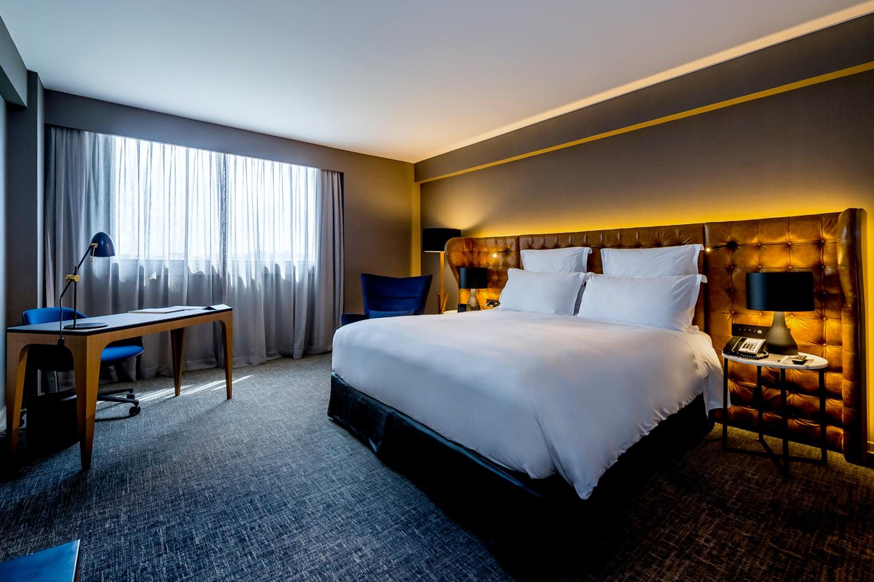 Premium Executive King Room with Executive Lounge Access - Photo 12