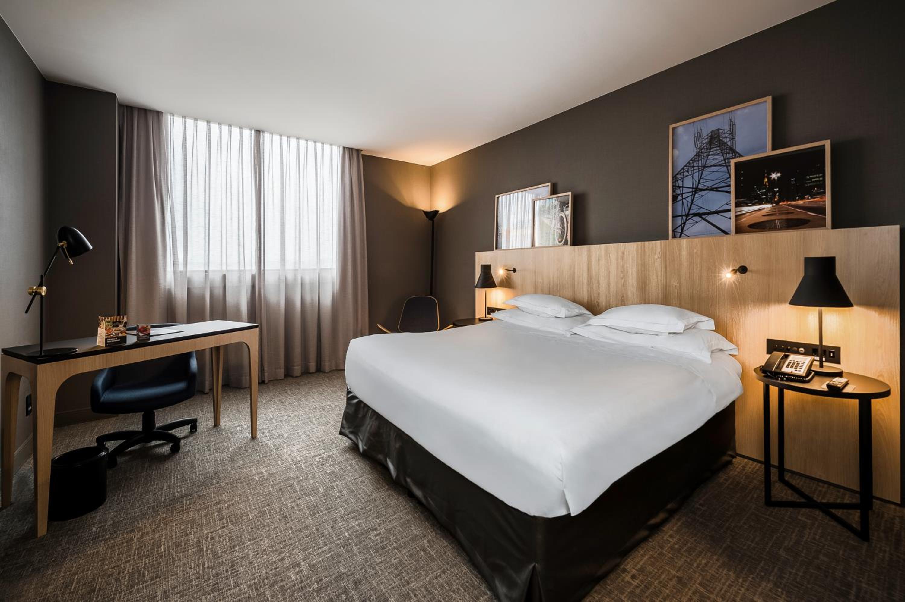 Deluxe Queen Room - Photo 8
