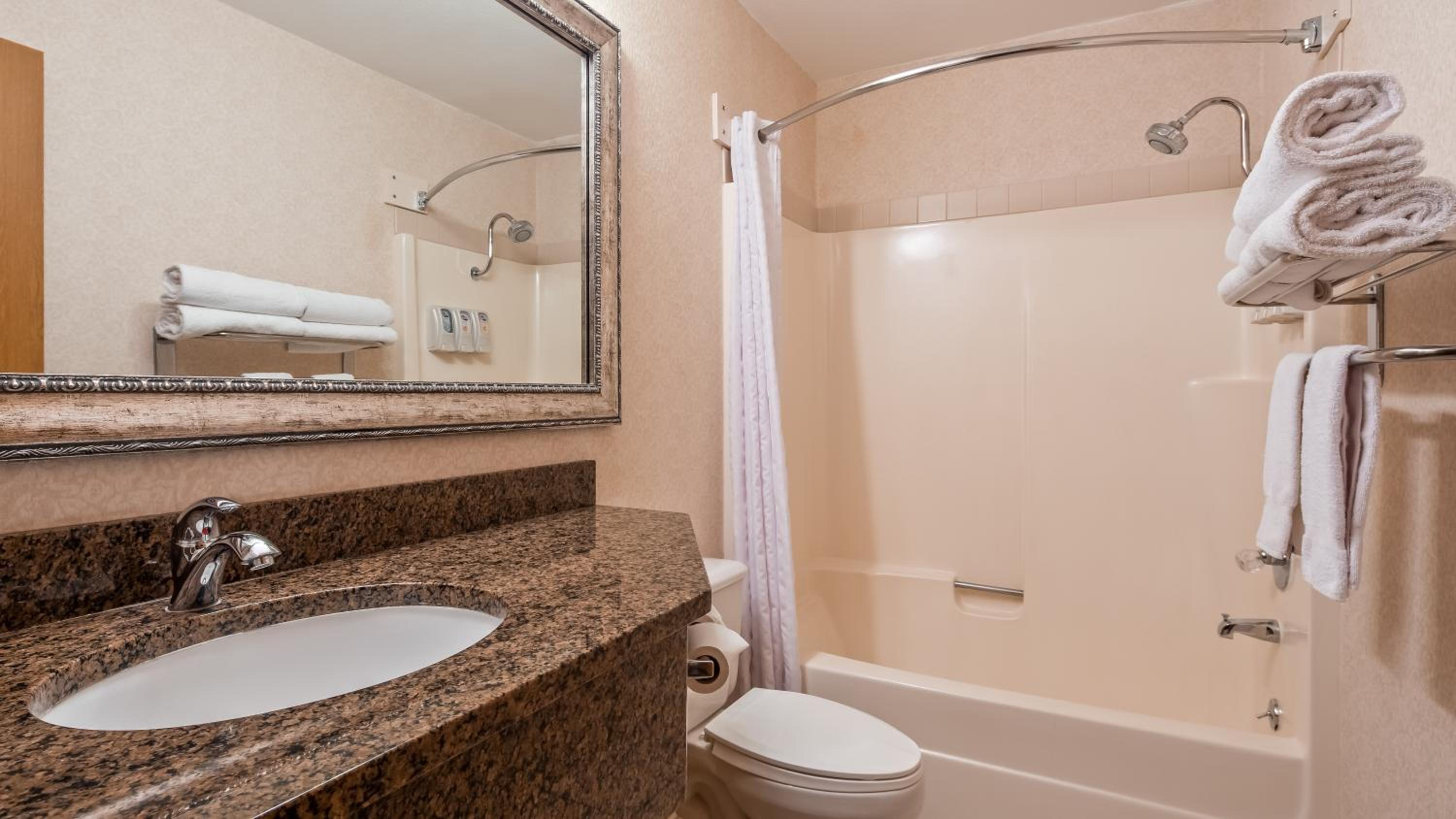 Queen Room with Bathtub - Disability Access