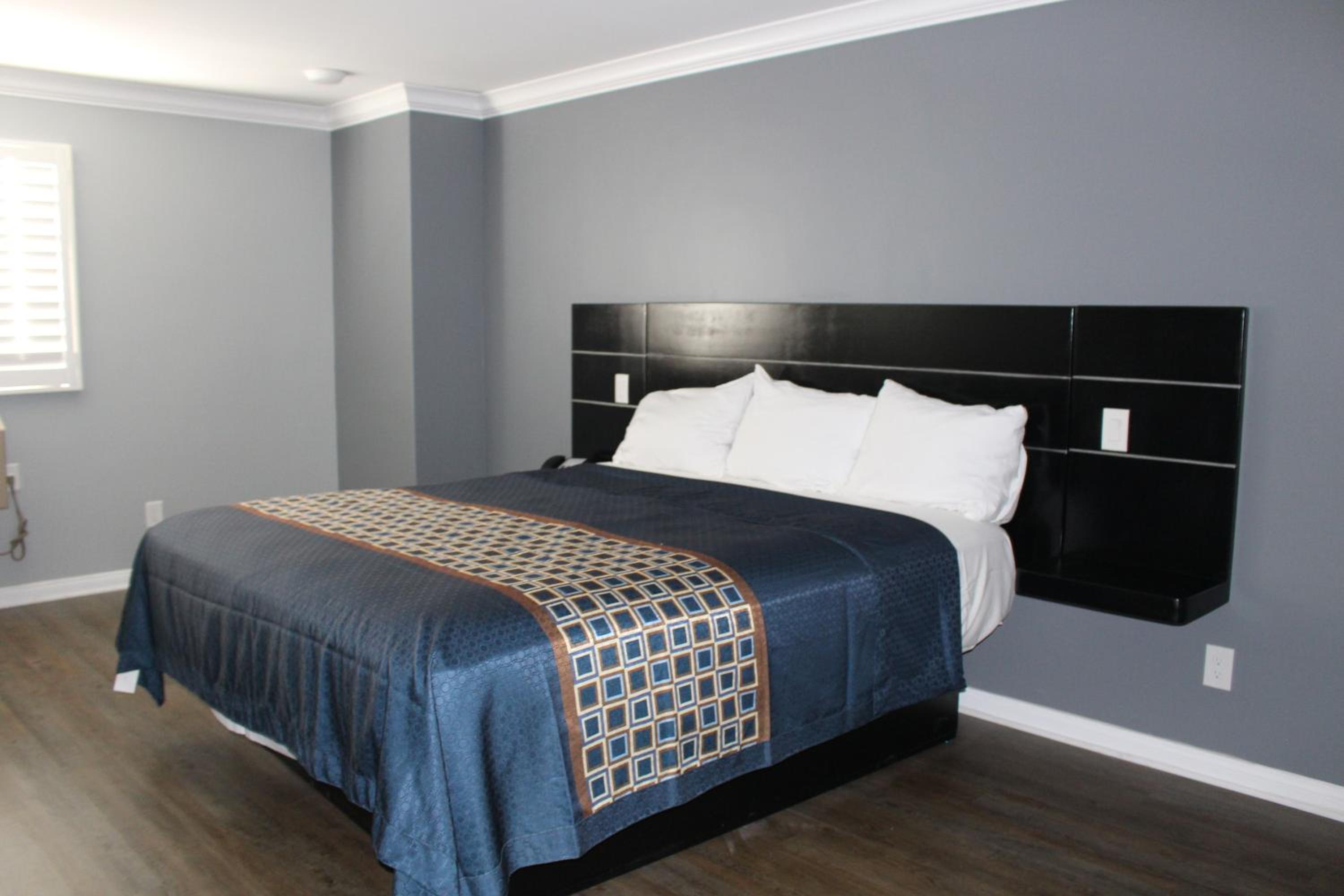 Deluxe King Room photo 1
