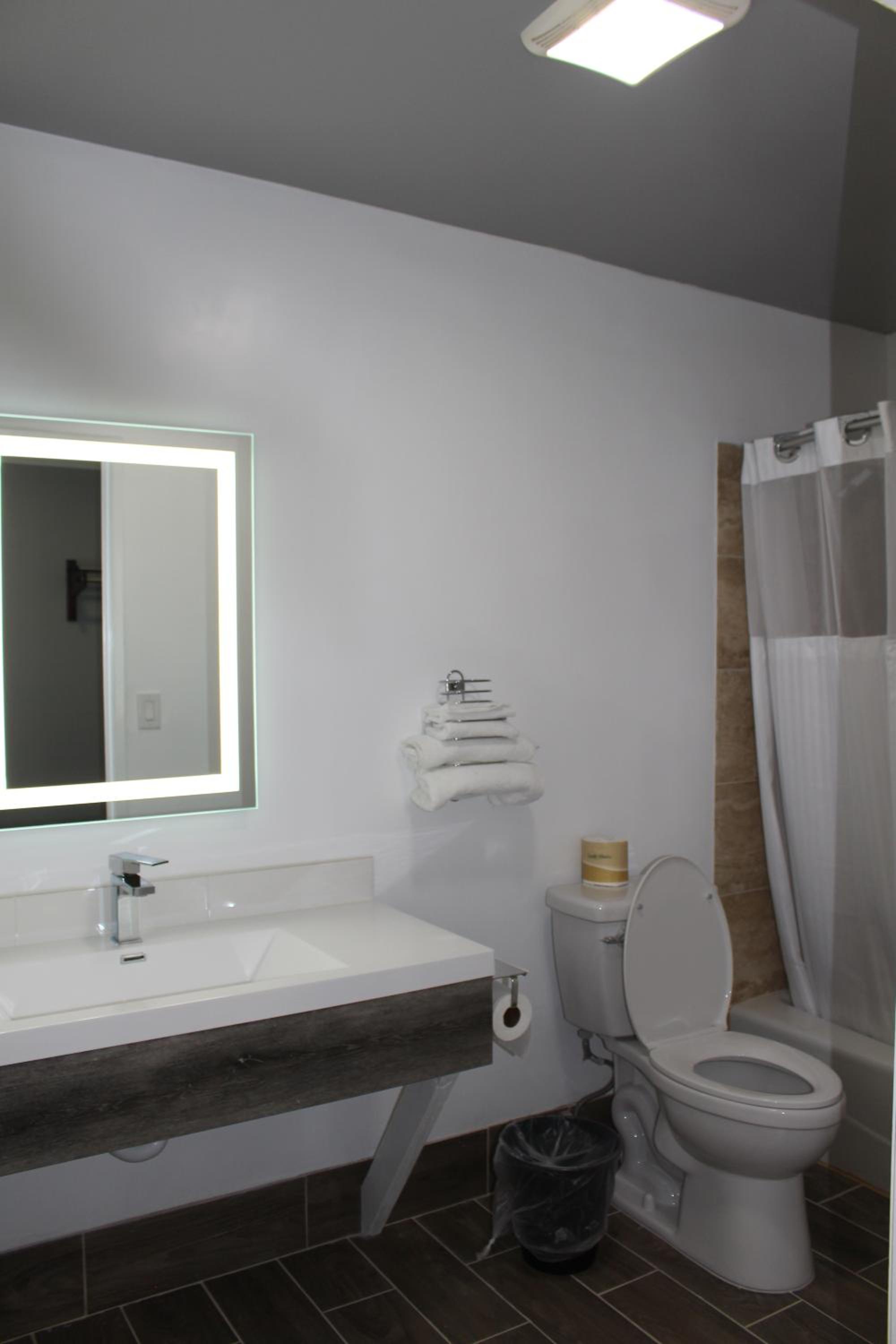 Deluxe King Room photo 2