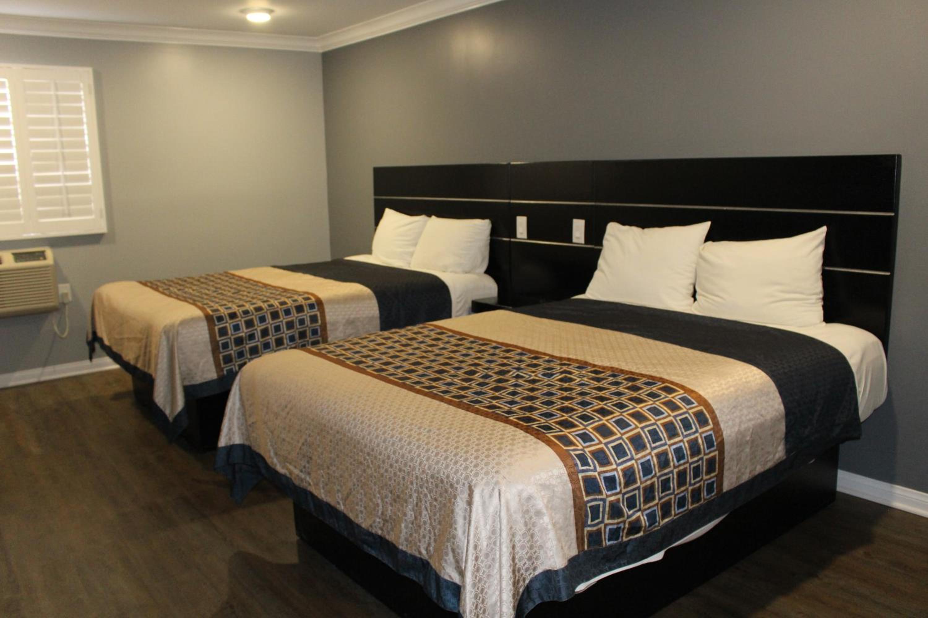 Deluxe Queen Room with Two Queen Beds photo 1