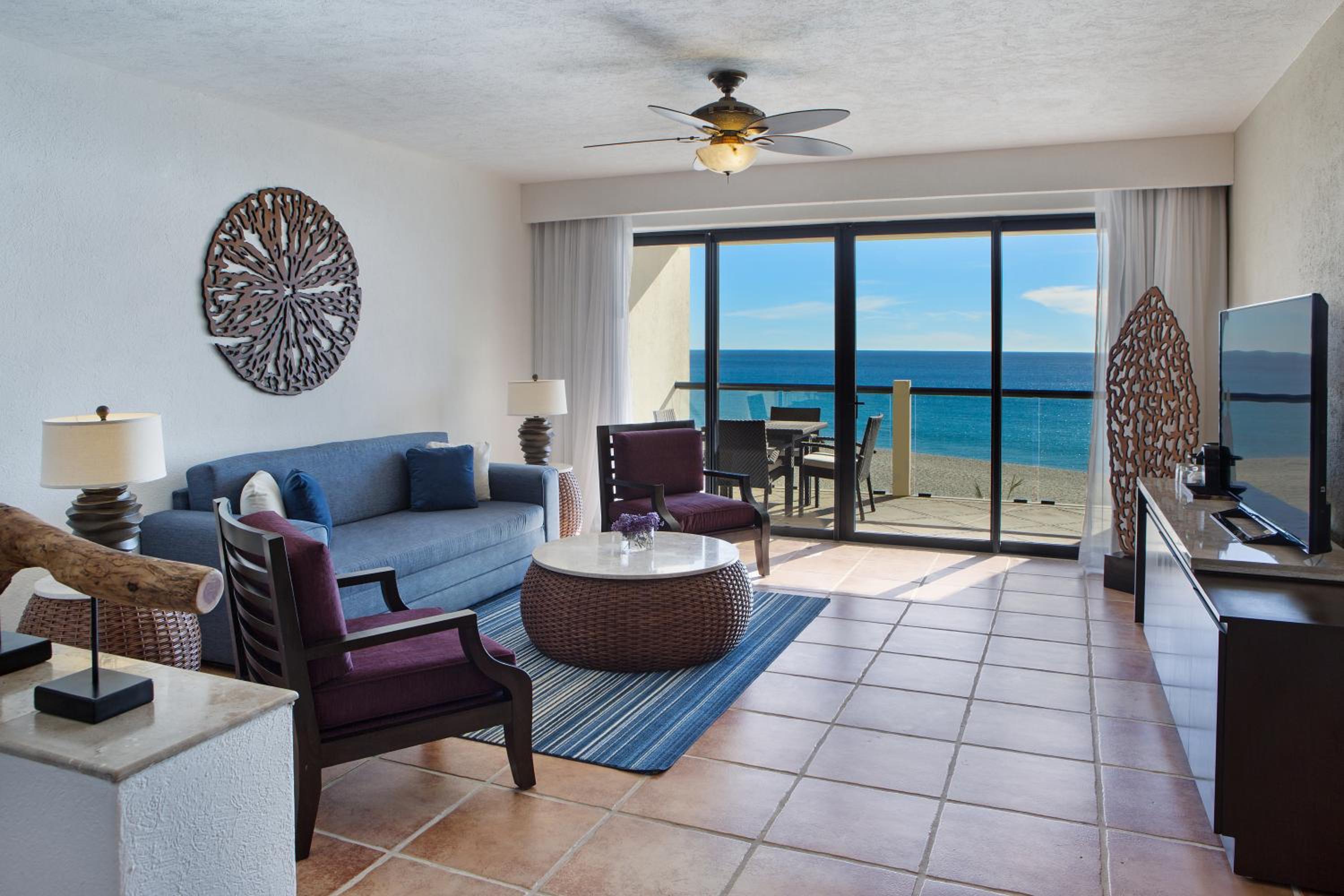 Suite Principal de dos habitaciones con cama King y vista al mar.