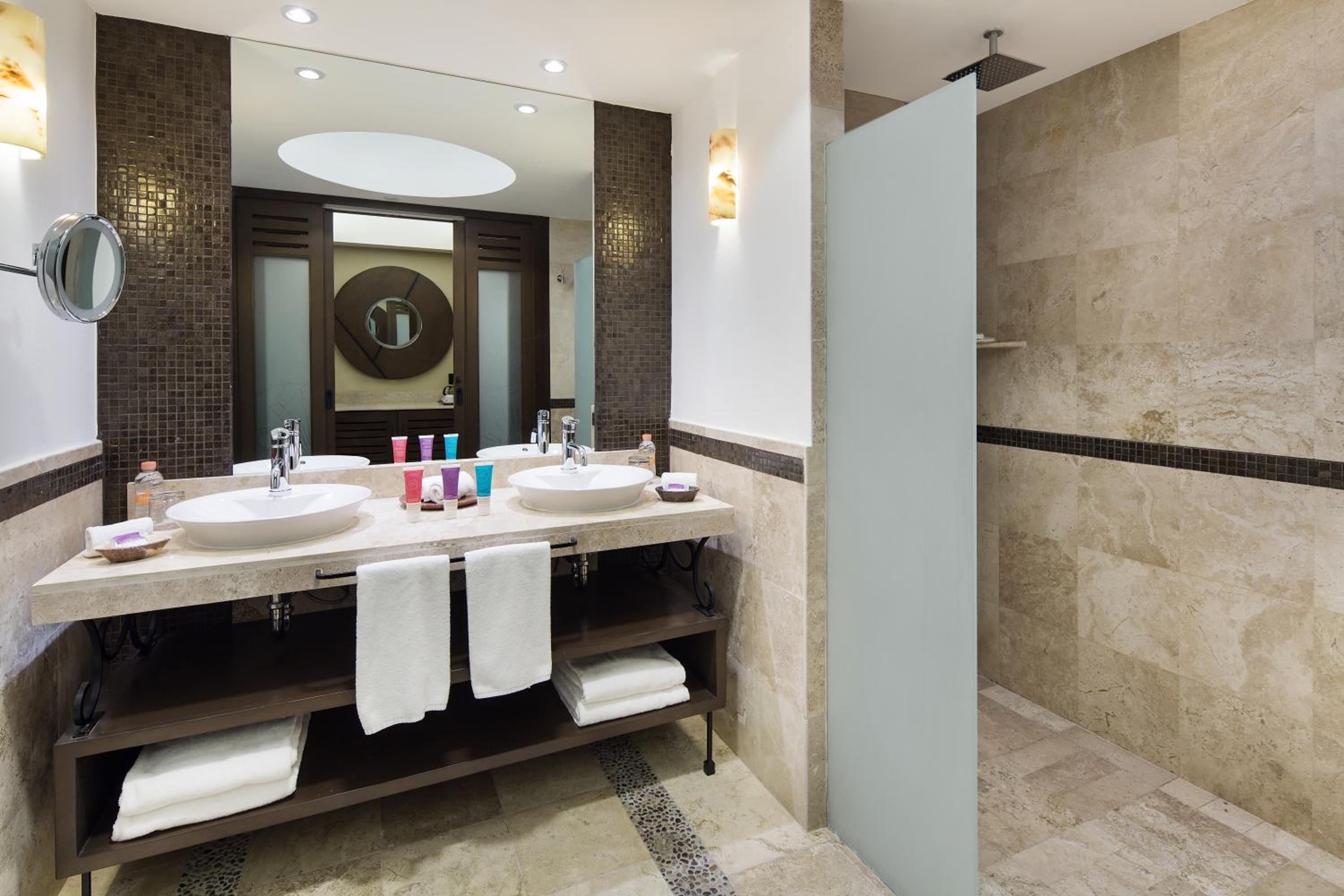 Club Deluxe Studio Suite with Ocean Front - Photo 2