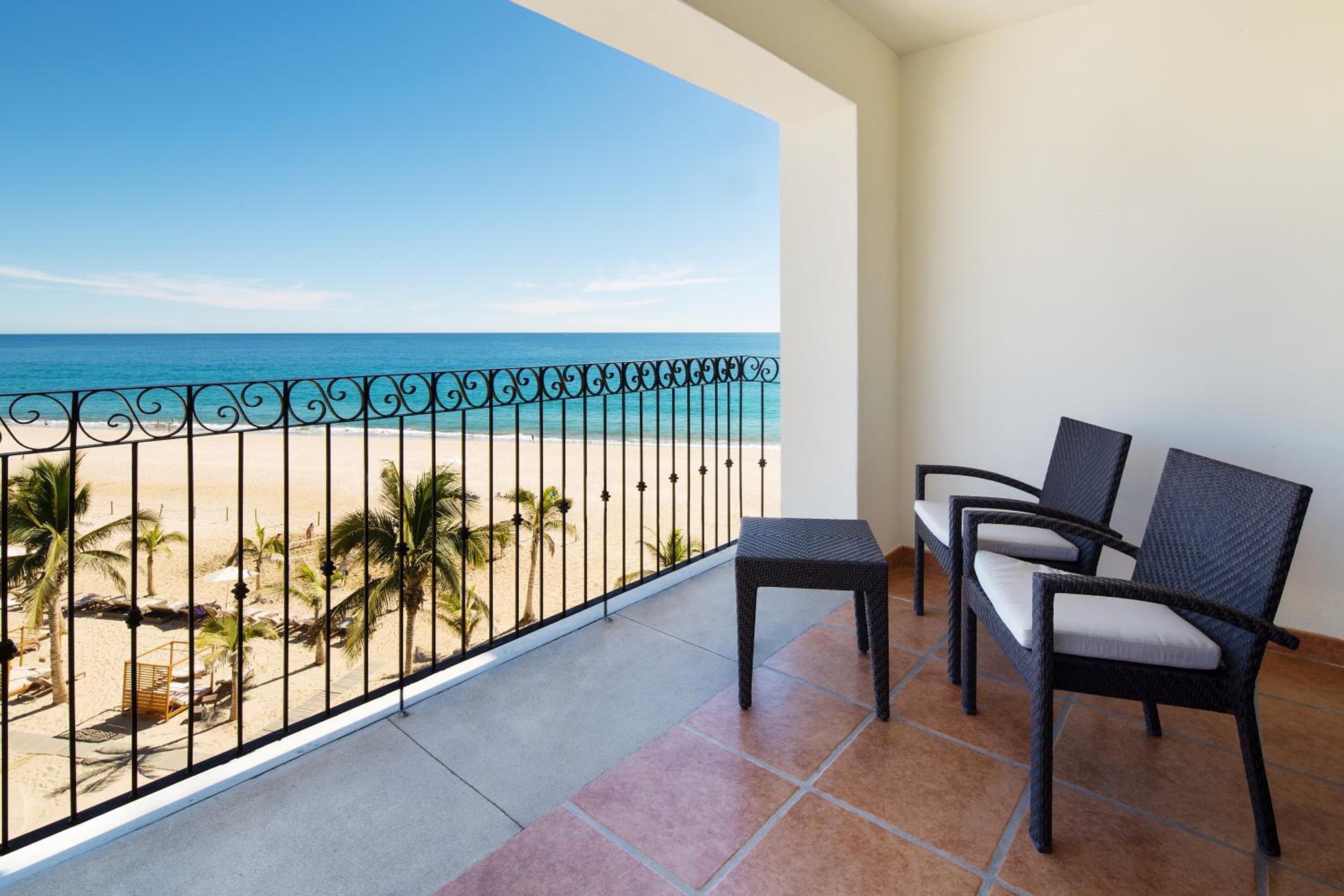 Club Deluxe Studio Suite with Ocean Front - Photo 3