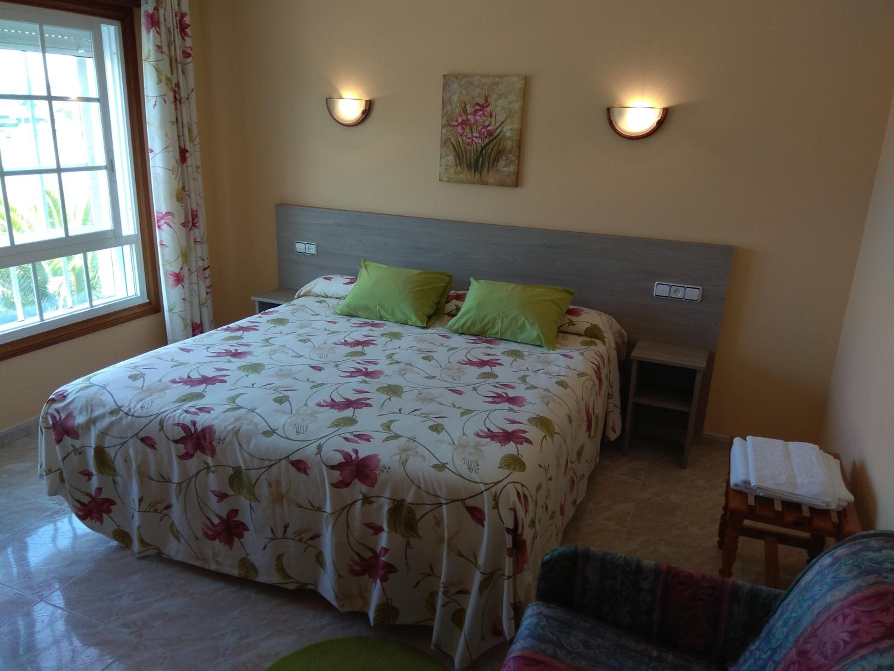 Double or Twin Room with Sea View - Photo 8
