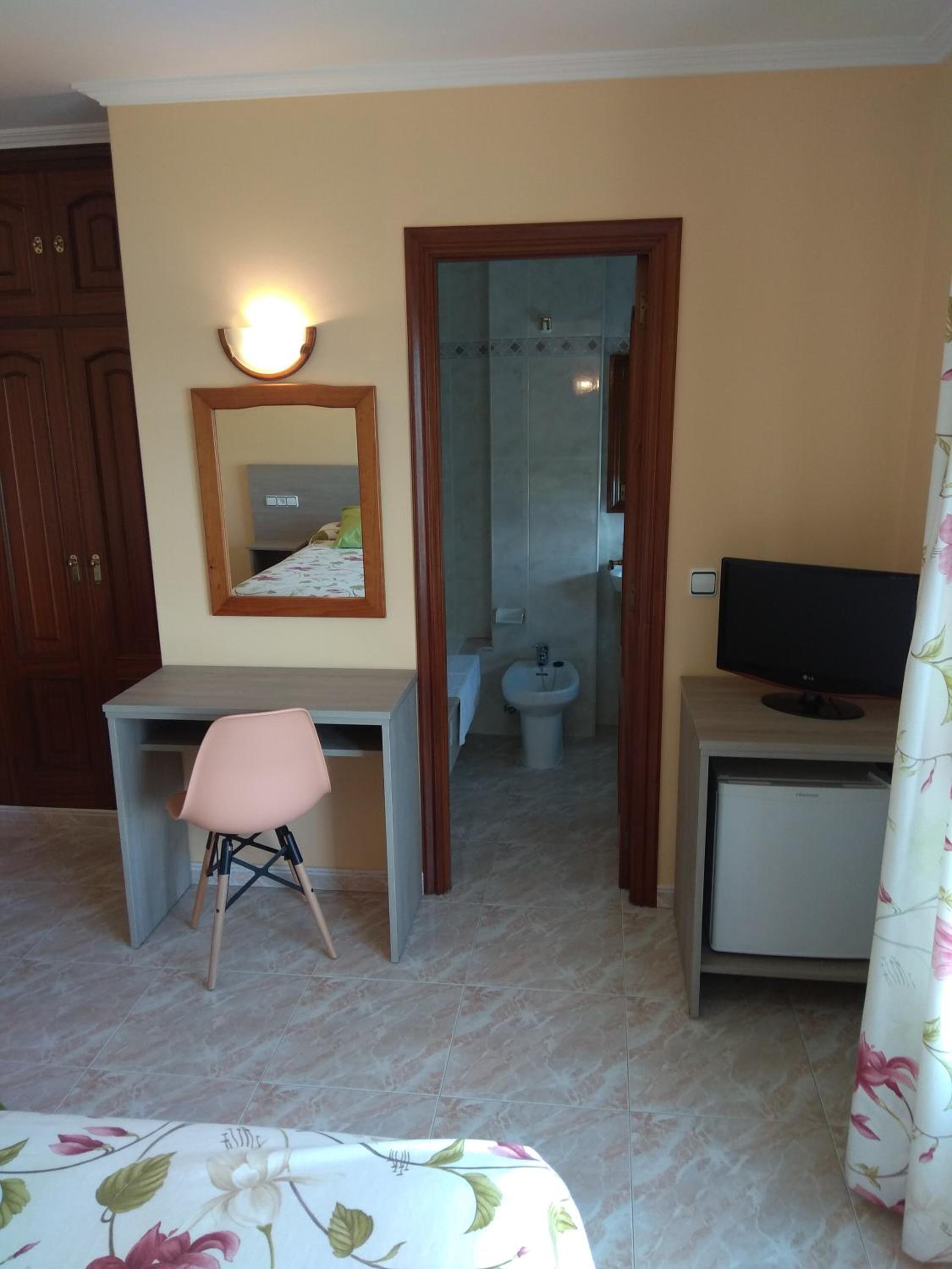 Double or Twin Room with Sea View - Photo 10