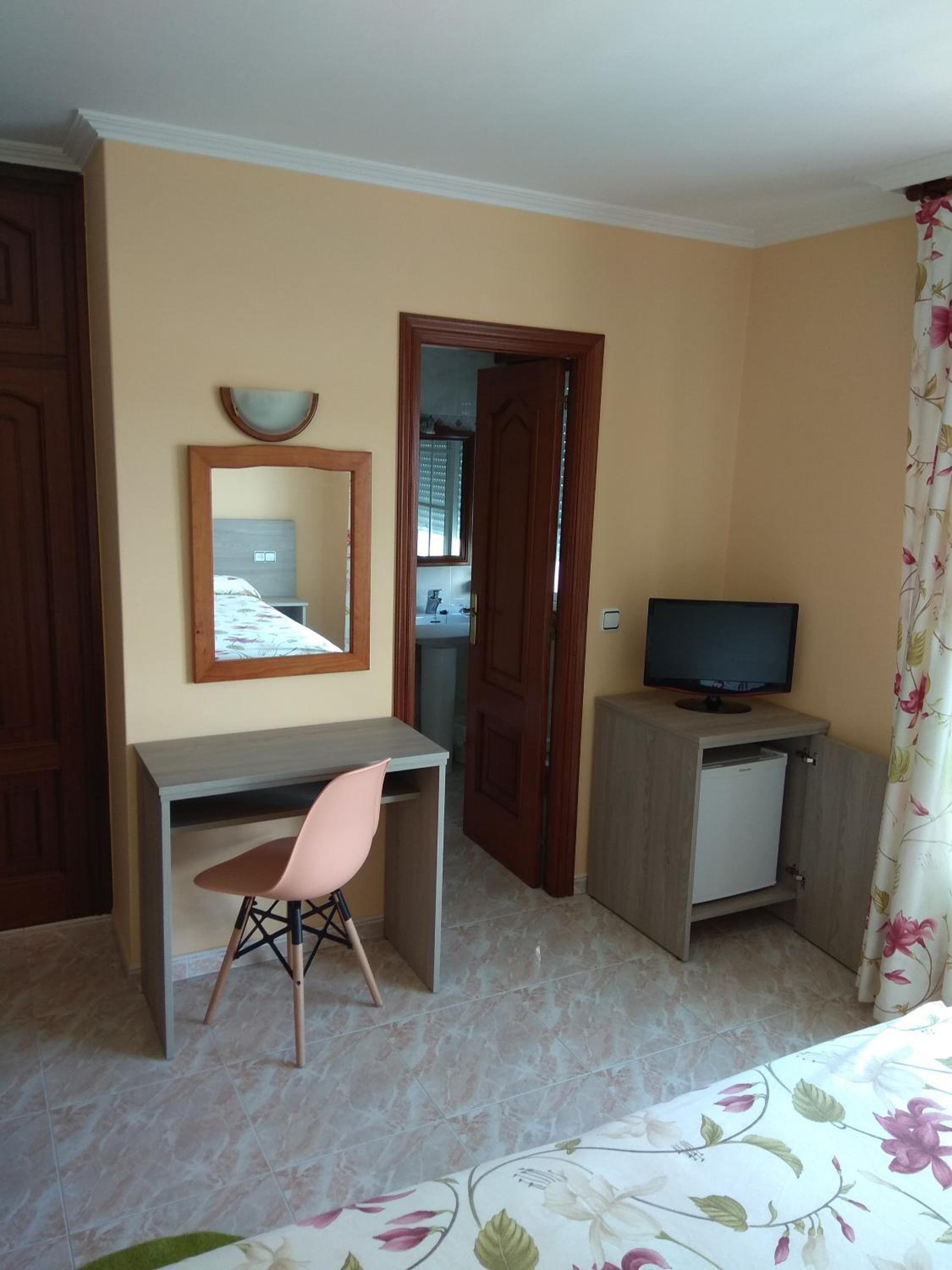 Double or Twin Room with Sea View - Photo 11