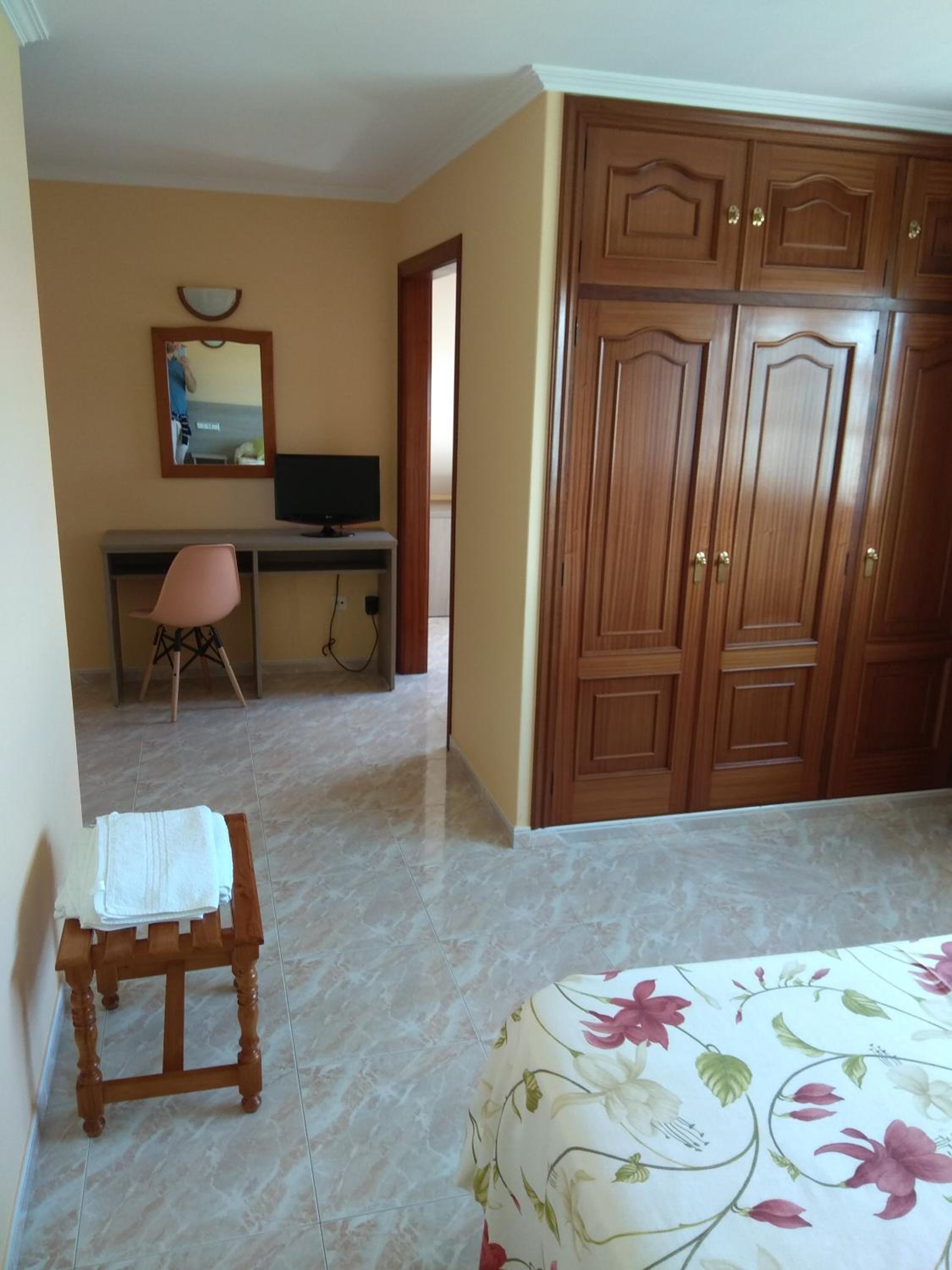 Double or Twin Room with Sea View - Photo 4