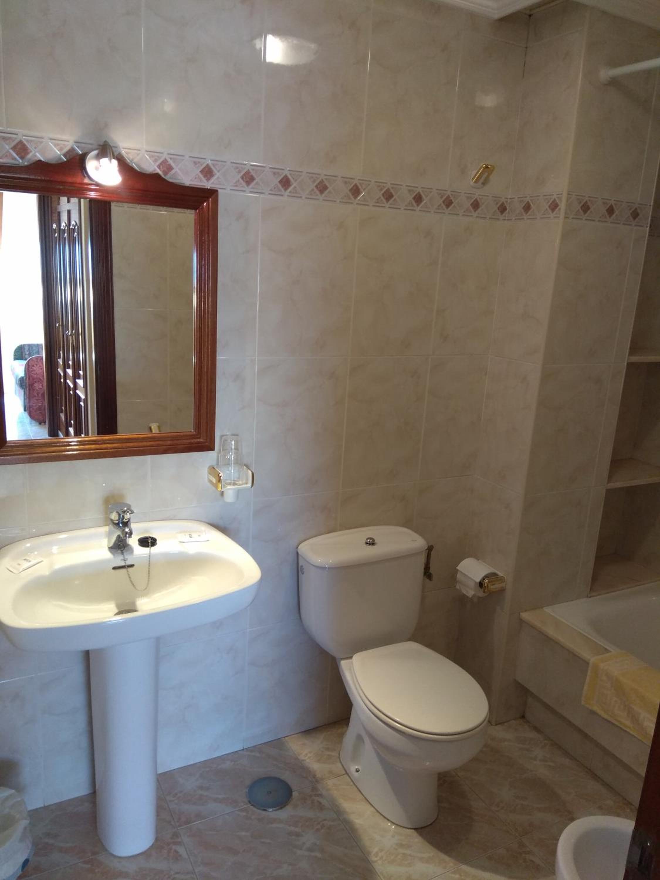 Double or Twin Room with Sea View - Photo 6