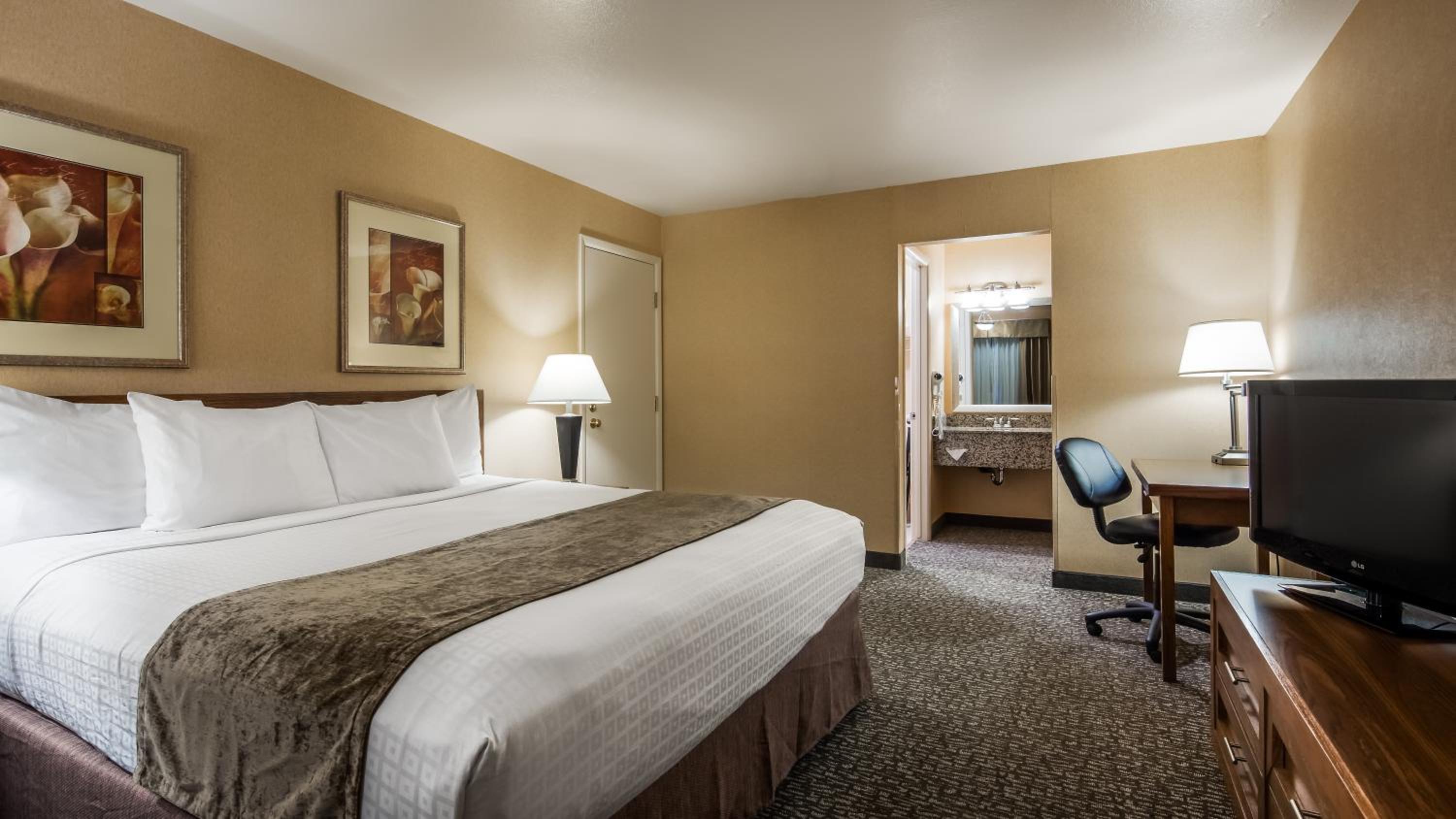 King Suite with Sofa Bed, Spa Bath and Wet Bar - Non-Smoking - Photo 2