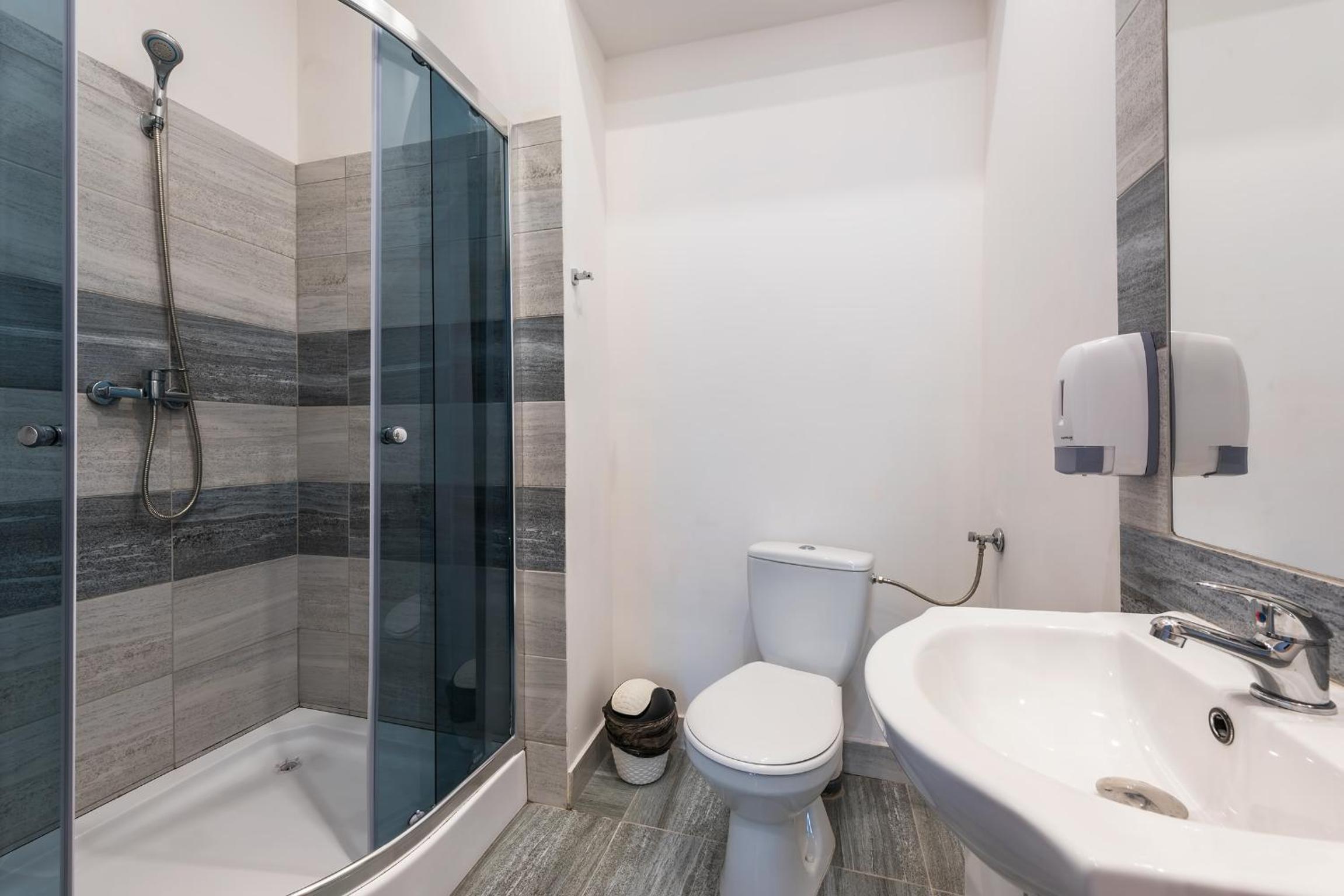 Deluxe Double Room with Shower - Photo 14