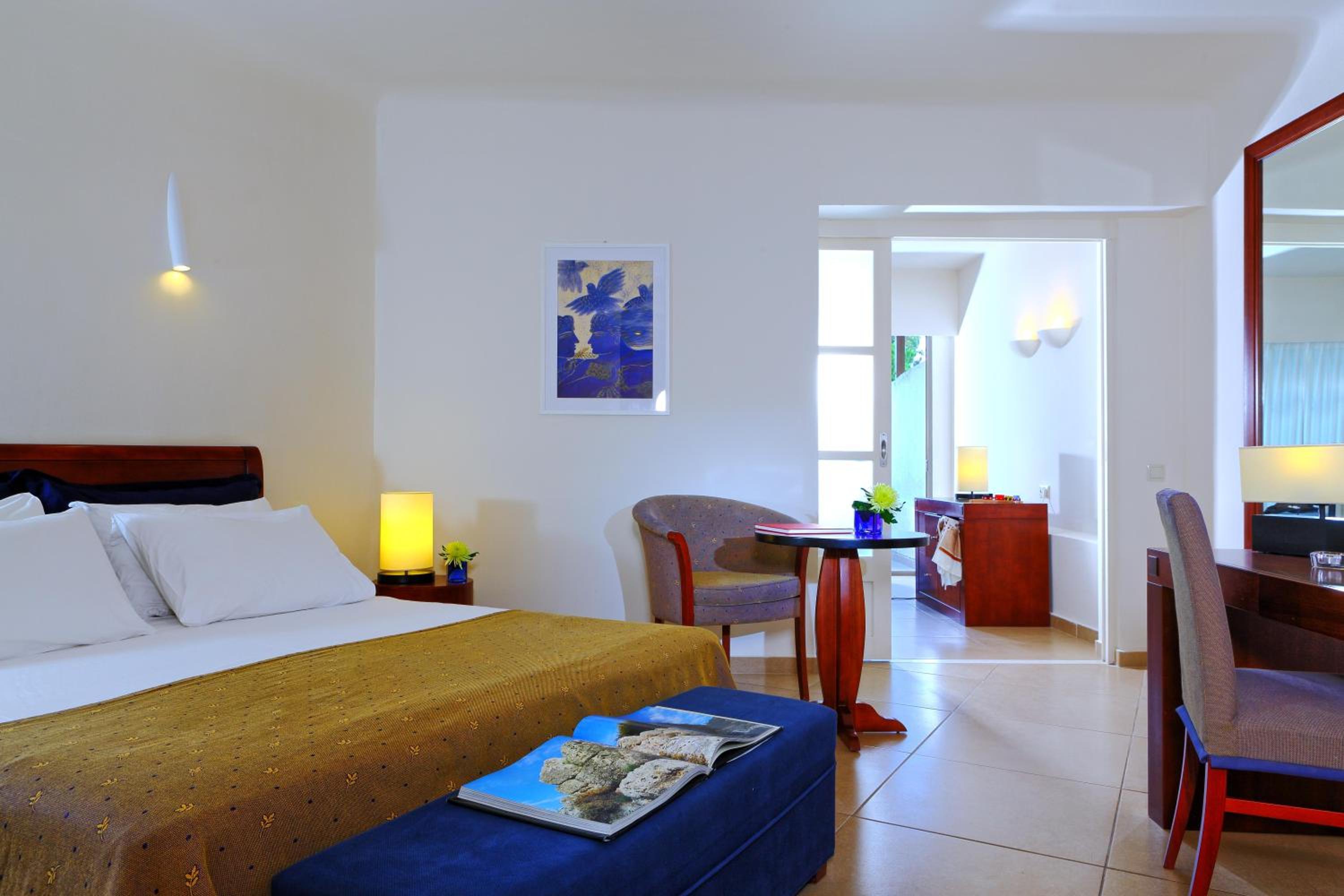 Junior Suite with Side Sea View