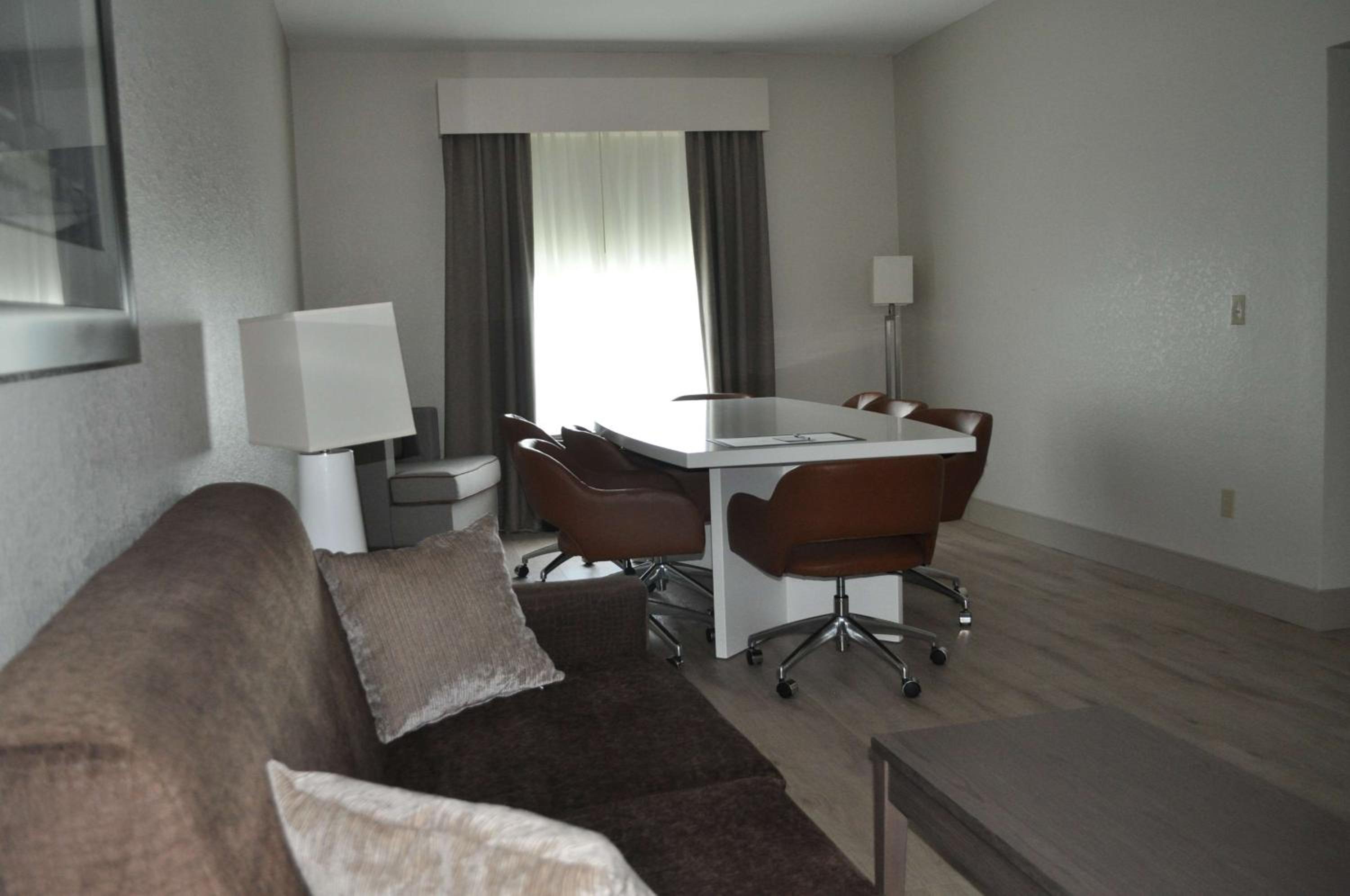 Executive Conference King Suite - Non-Smoking photo 1