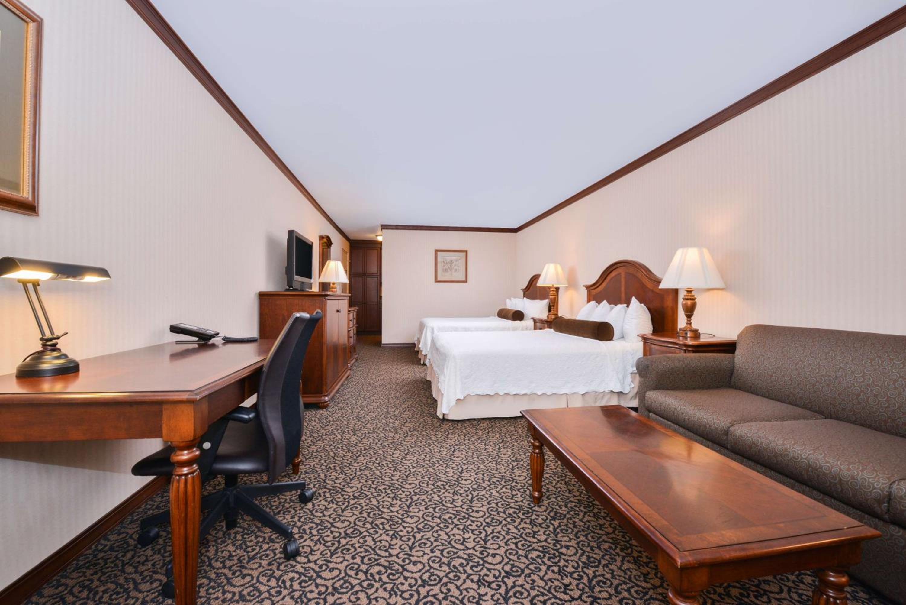 Deluxe Queen Room With Two Queen Beds - Lake View - Non Smoking photo 3