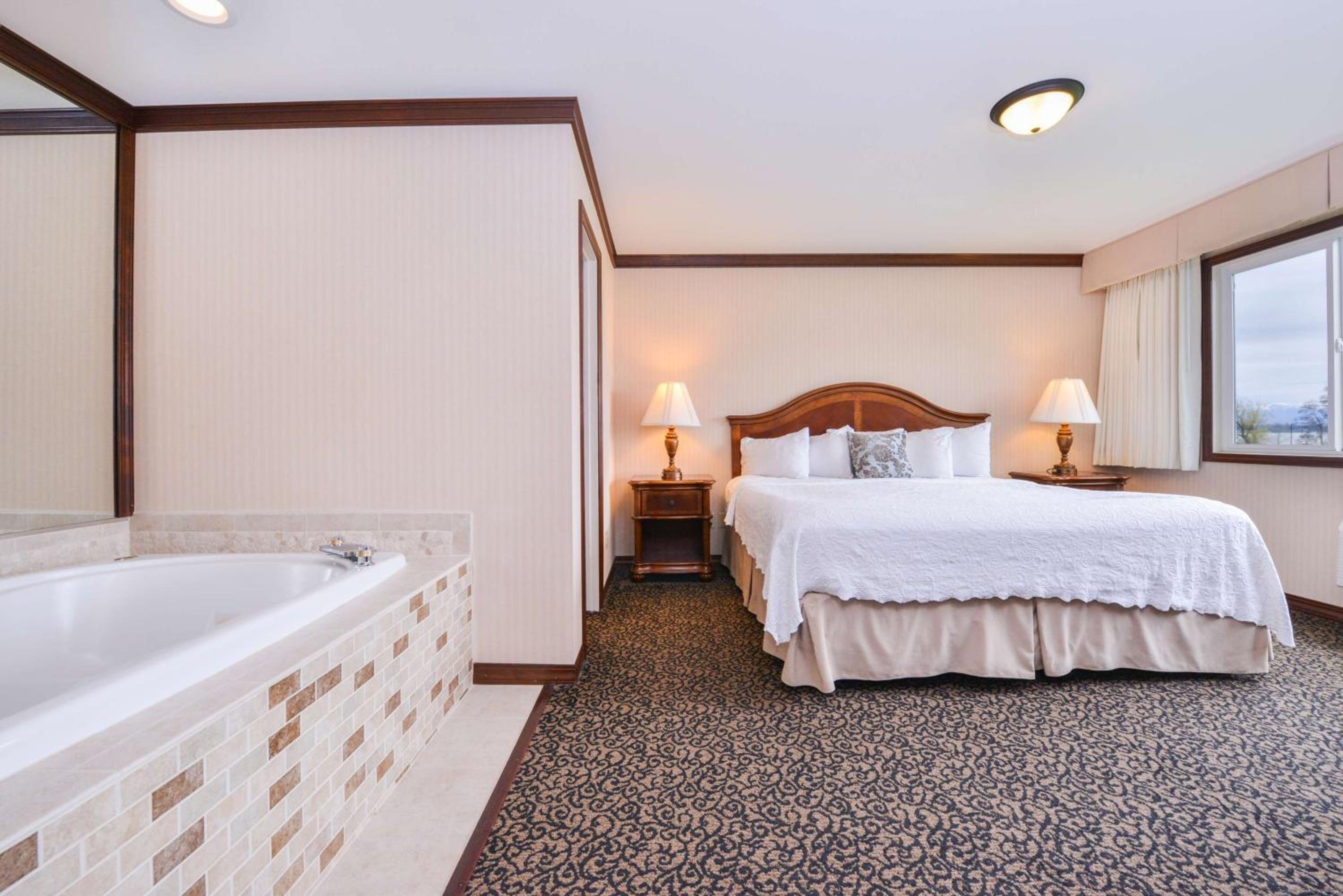 King Suite With Lake View - Non Smoking