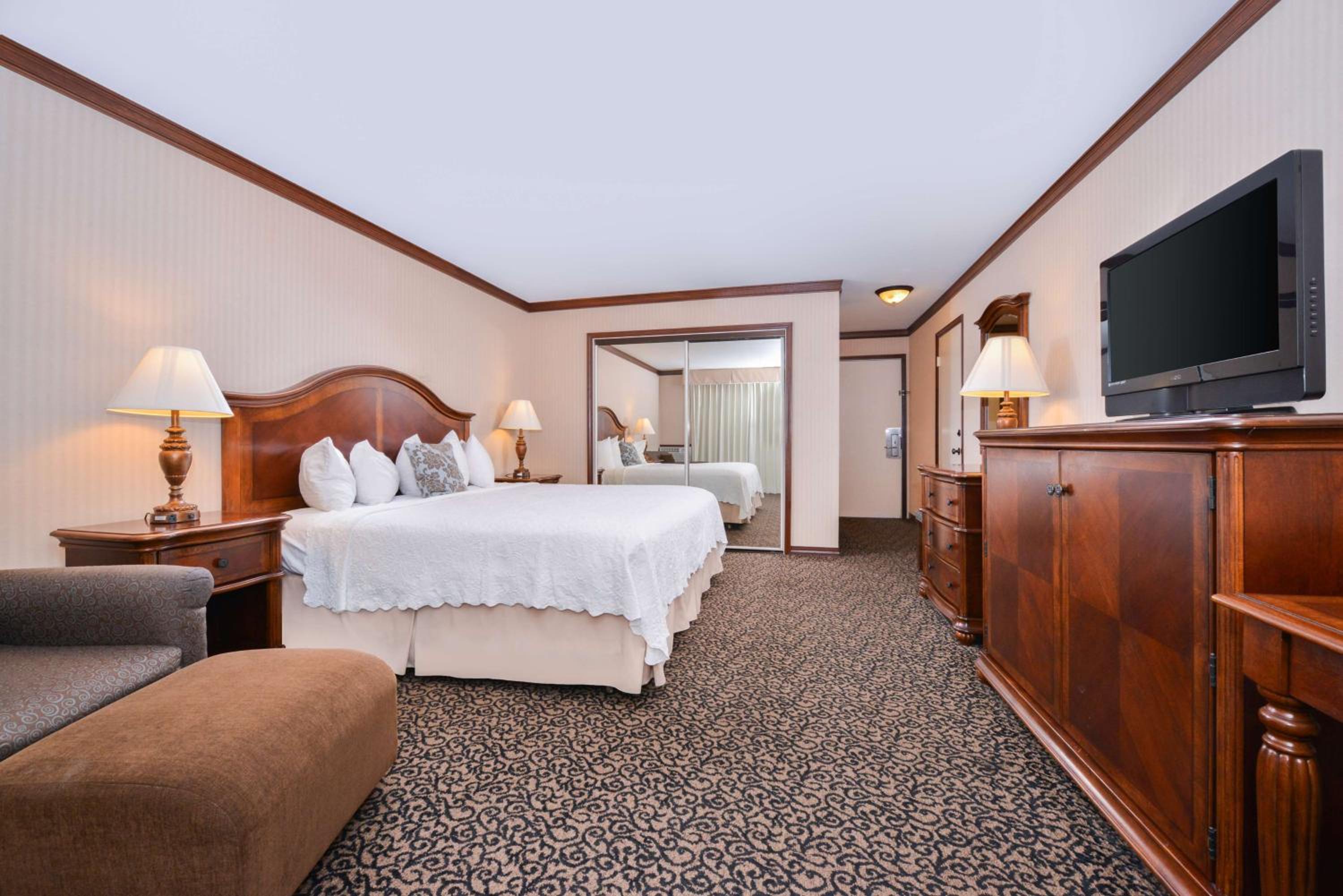 King Room With Lake View - Non Smoking