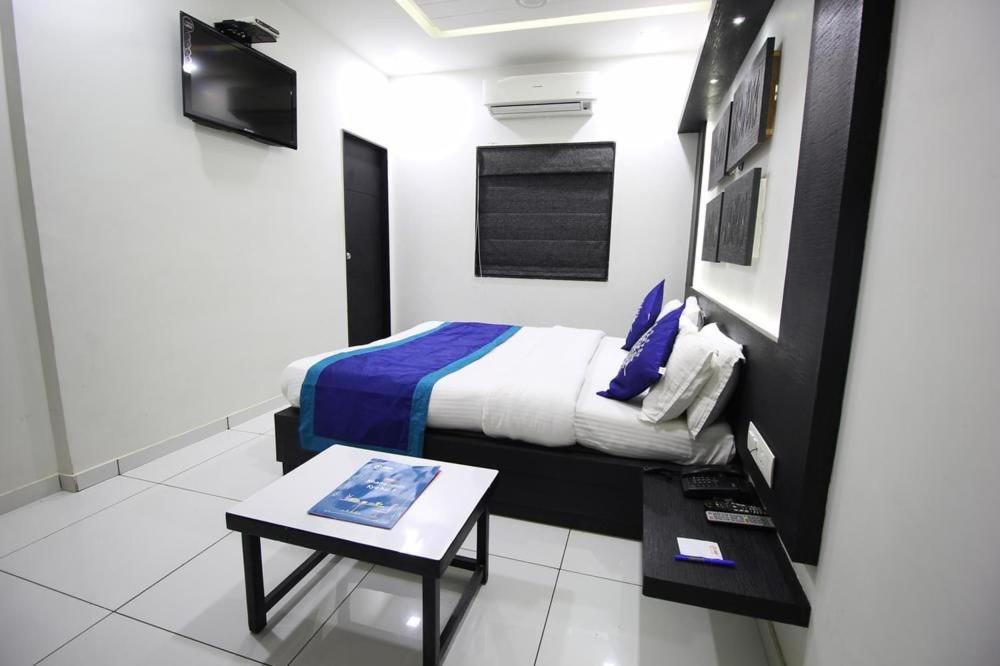 Superior Deluxe Double or Twin Room 