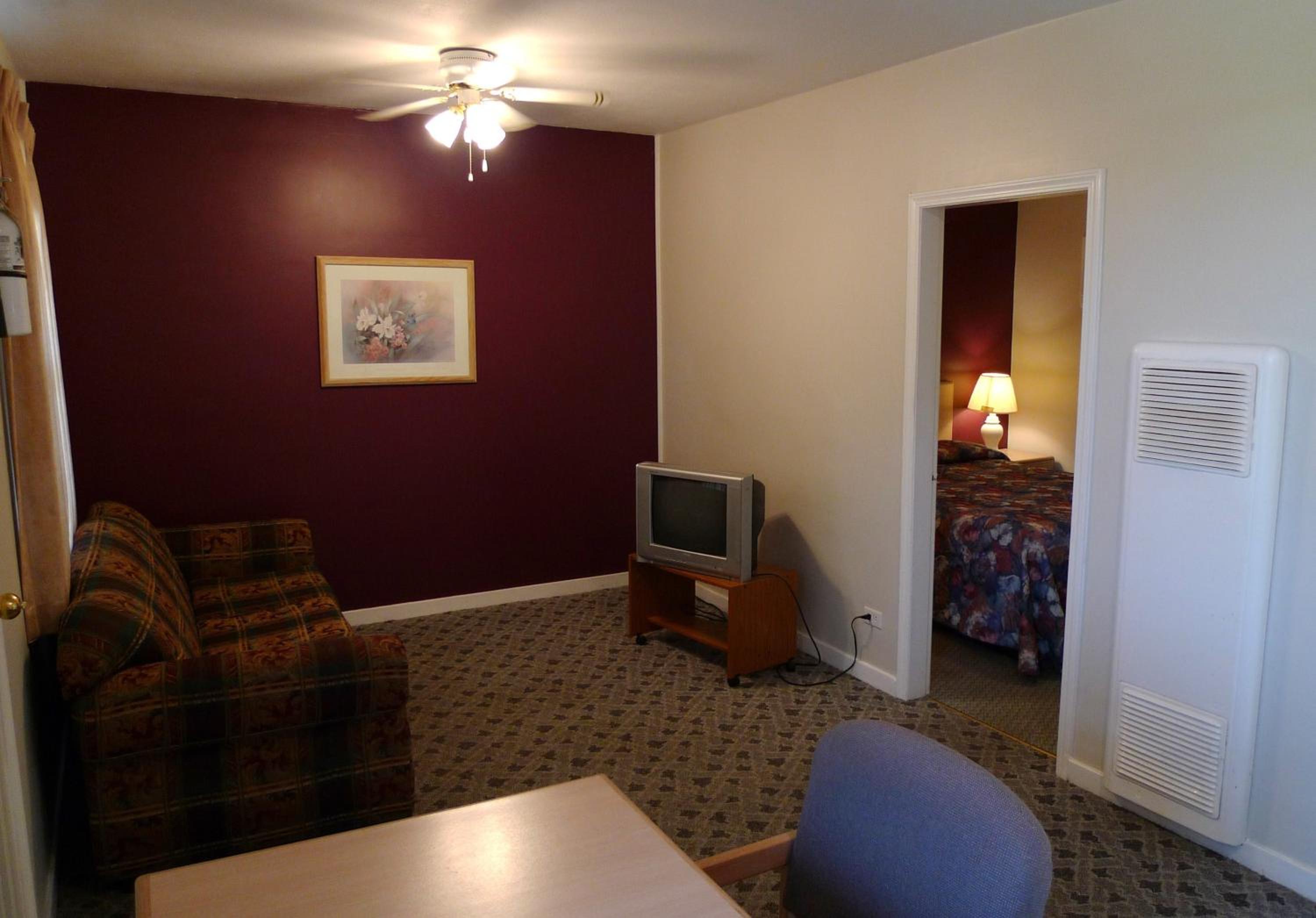 One-Bedroom Queen Suite photo 1