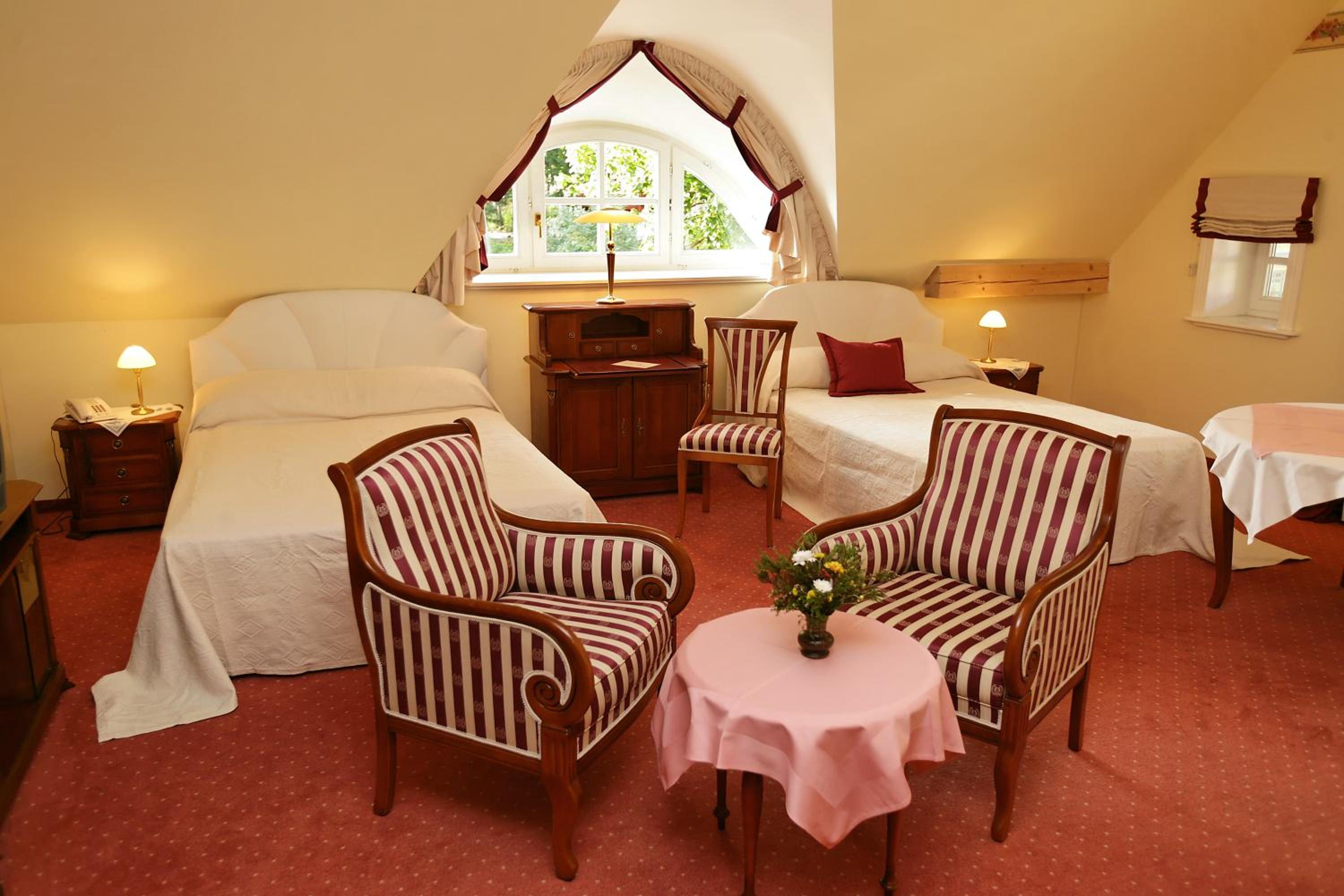 Deluxe Queen Suite