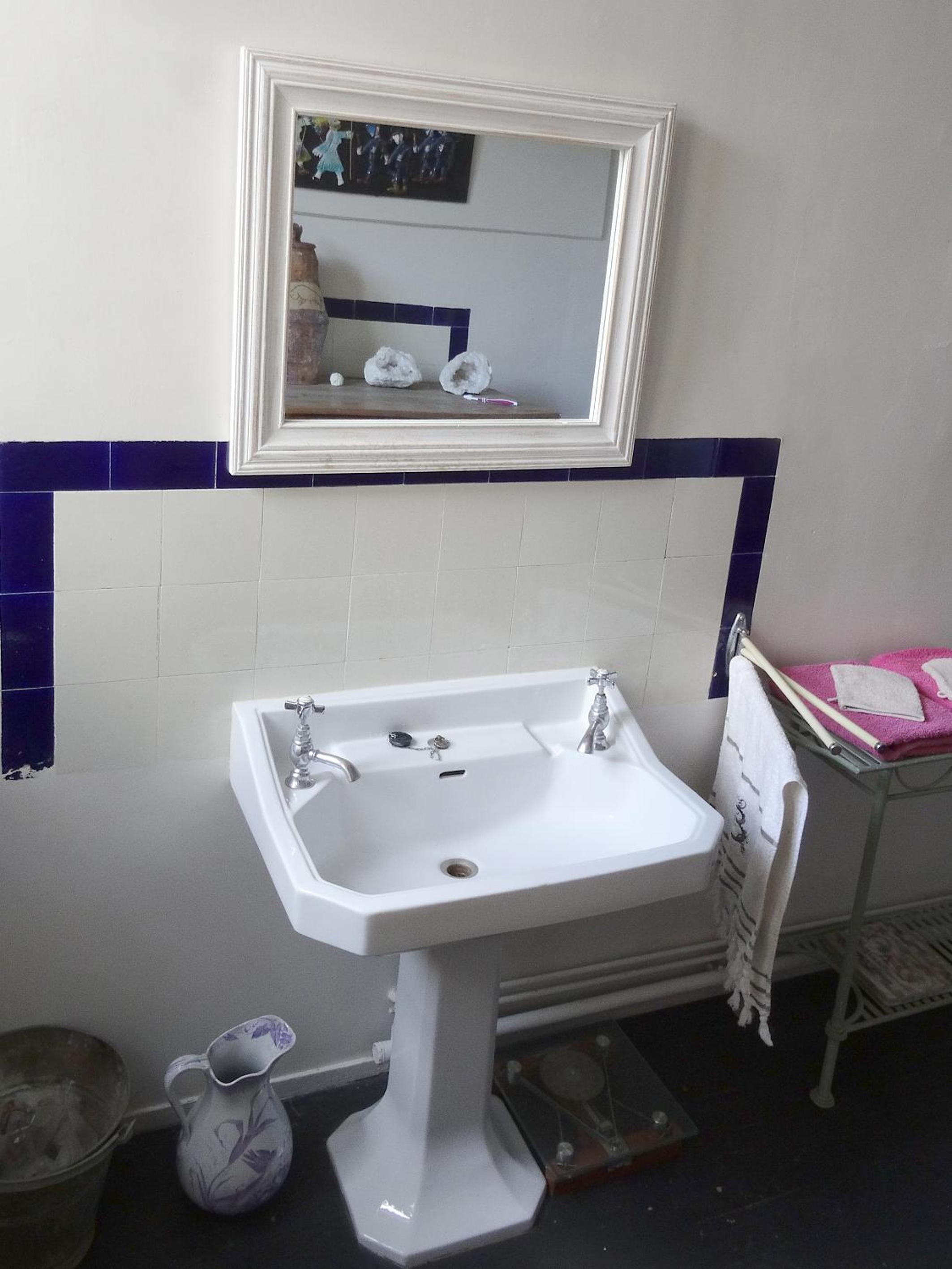 Double Room with Private External Bathroom - Photo 17