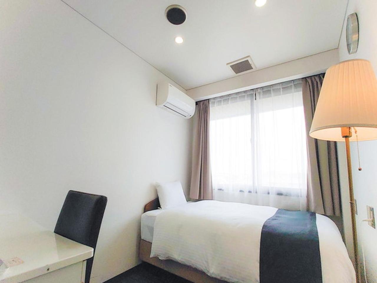 Single Room No Bath - Smoking
