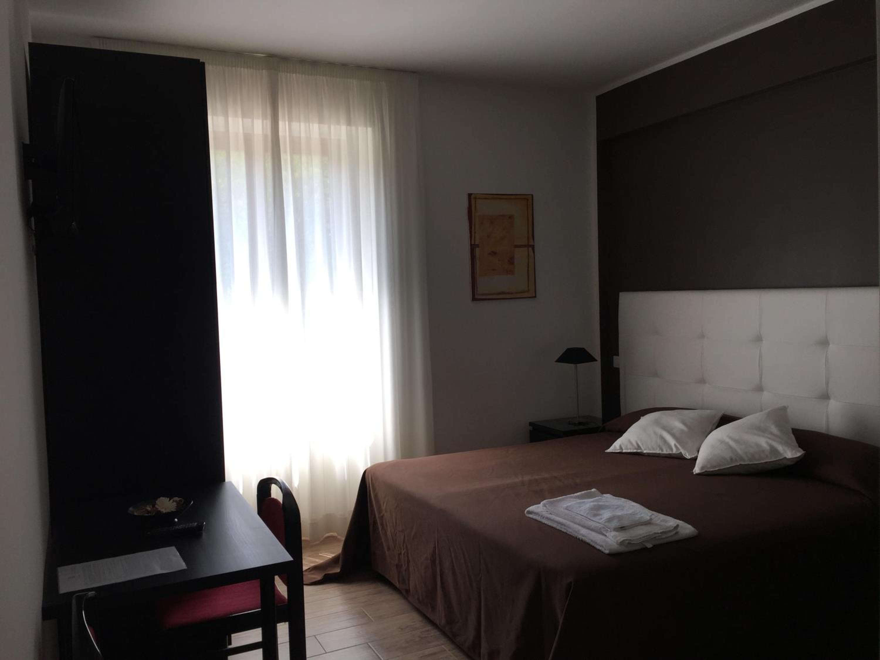 Standard Double or Twin Room with Garden View - Photo 11
