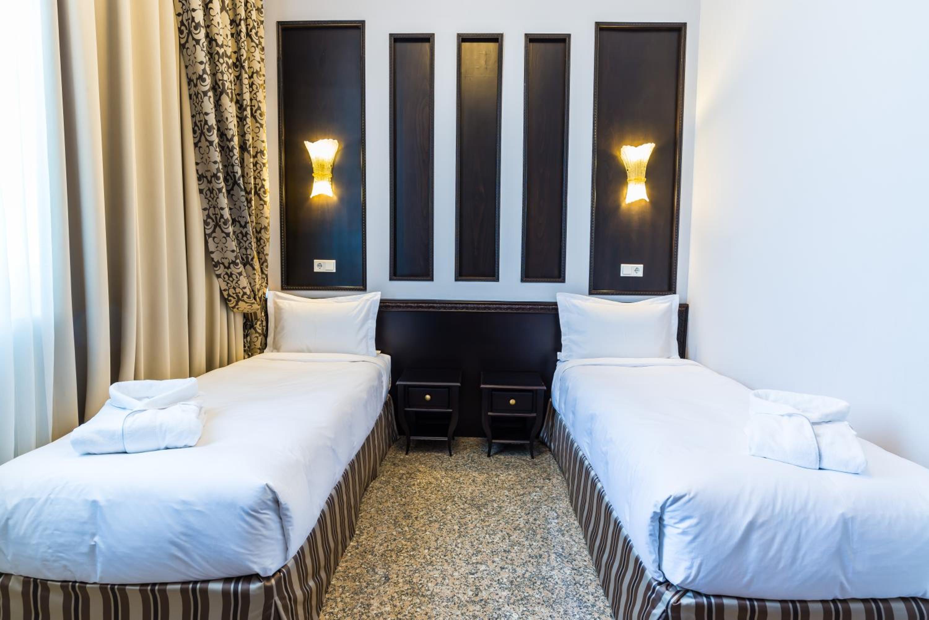Standard Twin Room - Photo 5